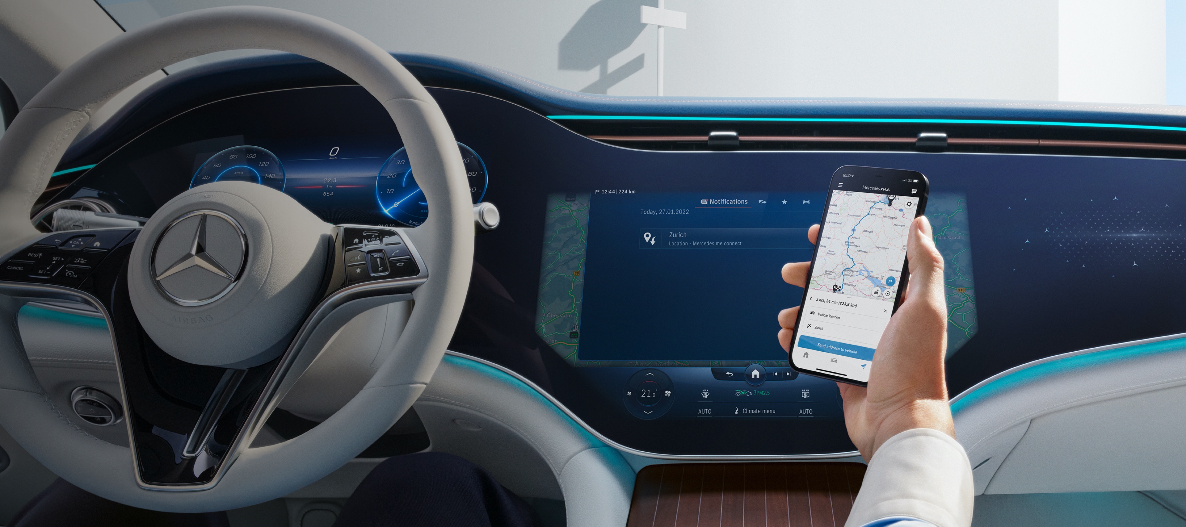 Een man opent de Mercedes-Benz App op zijn smartphone. Een man opent de Mercedes-Benz App op zijn smartphone.