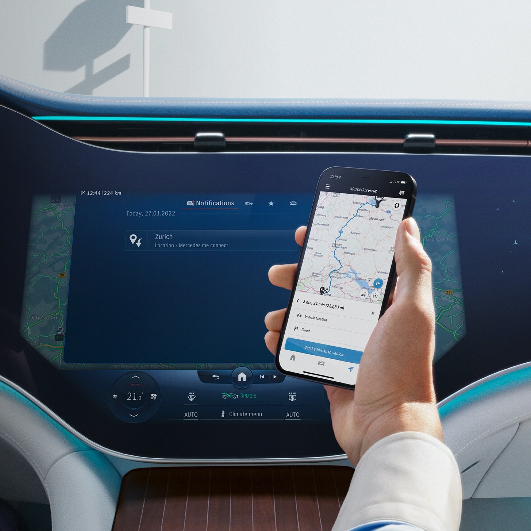 Un homme ouvre l’application Mercedes-Benz sur son smartphone.