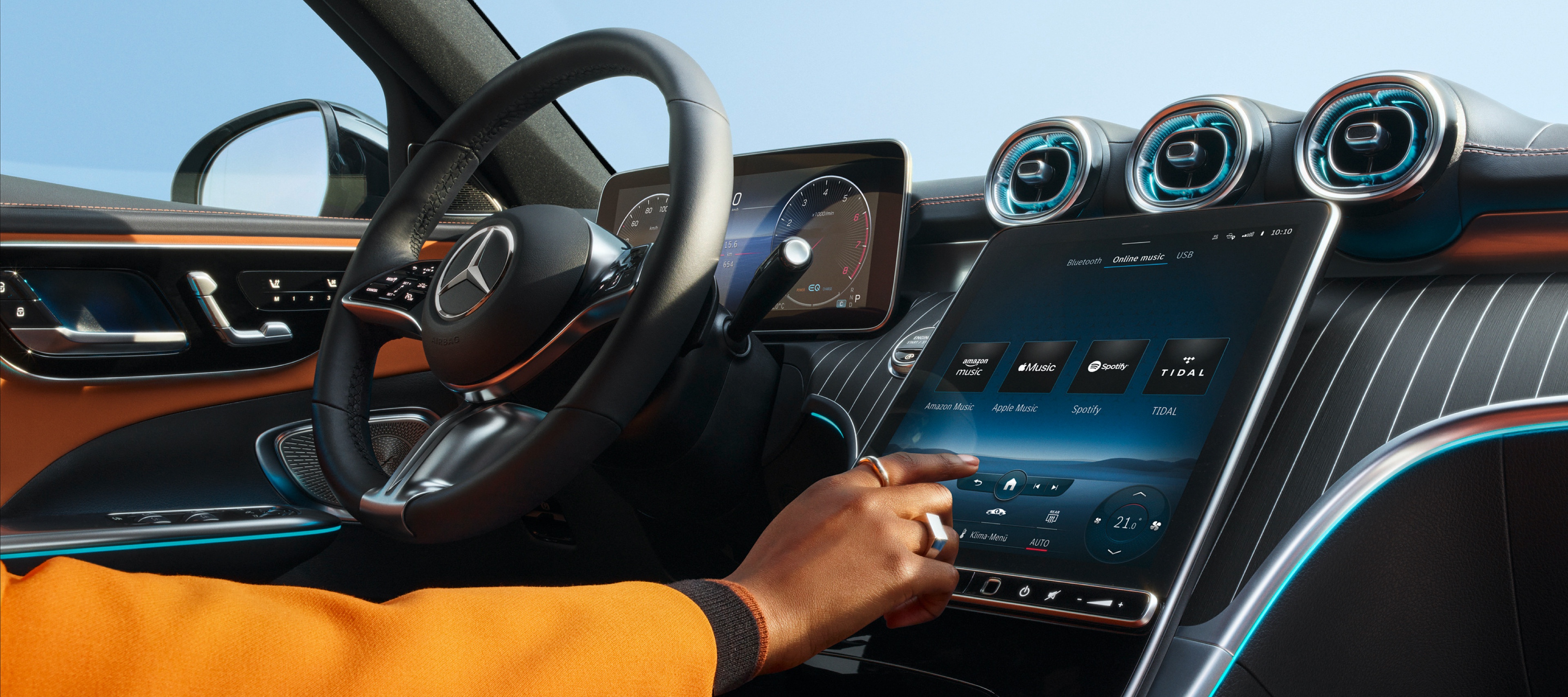 Une personne choisit sur le système multimédia MBUX d’une Mercedes-Benz parmi les services de streaming audio Amazon Music, Apple Music, Spotify et TIDAL celui qu’elle souhaite utiliser. Une personne choisit sur le système multimédia MBUX d’une Mercedes-Benz parmi les services de streaming audio Amazon Music, Apple Music, Spotify et TIDAL celui qu’elle souhaite utiliser.