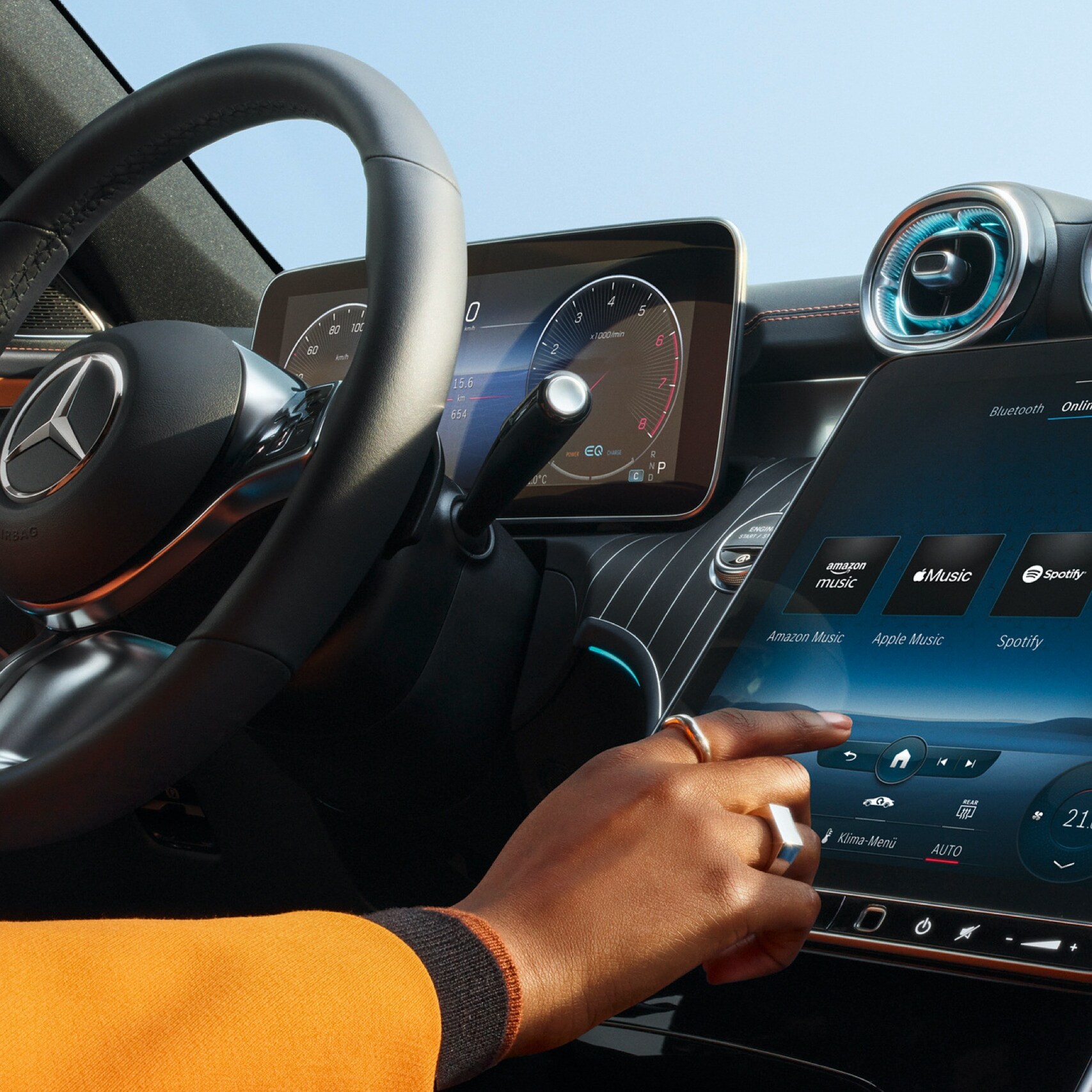 Persoon die een gewenste audiostreamingdienst selecteert op het scherm van het MBUX-multimediasysteem in een Mercedes-Benz.