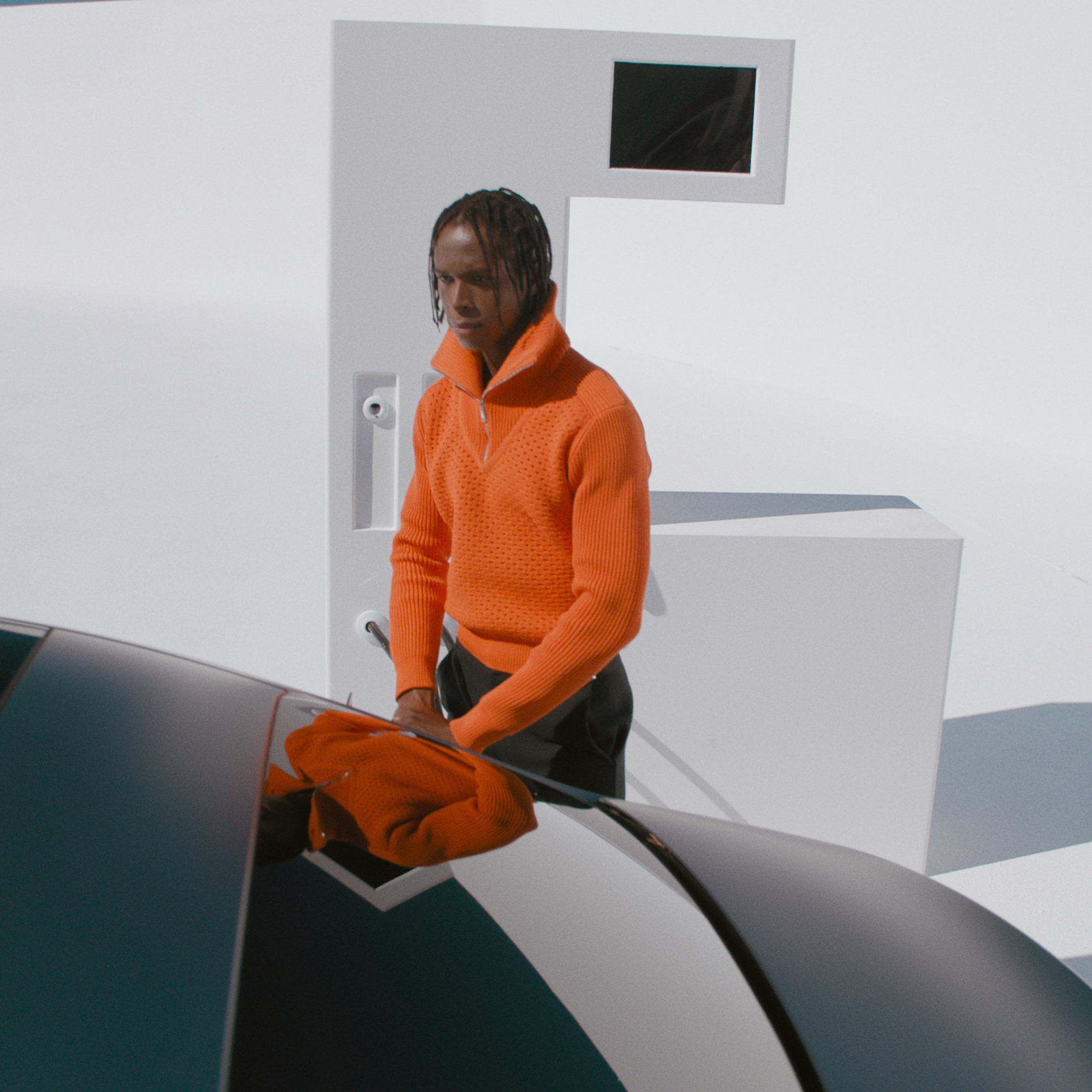 Fuel & Pay | Mercedes-Benz Een man staat bij een pomp en tankt zijn auto vol.