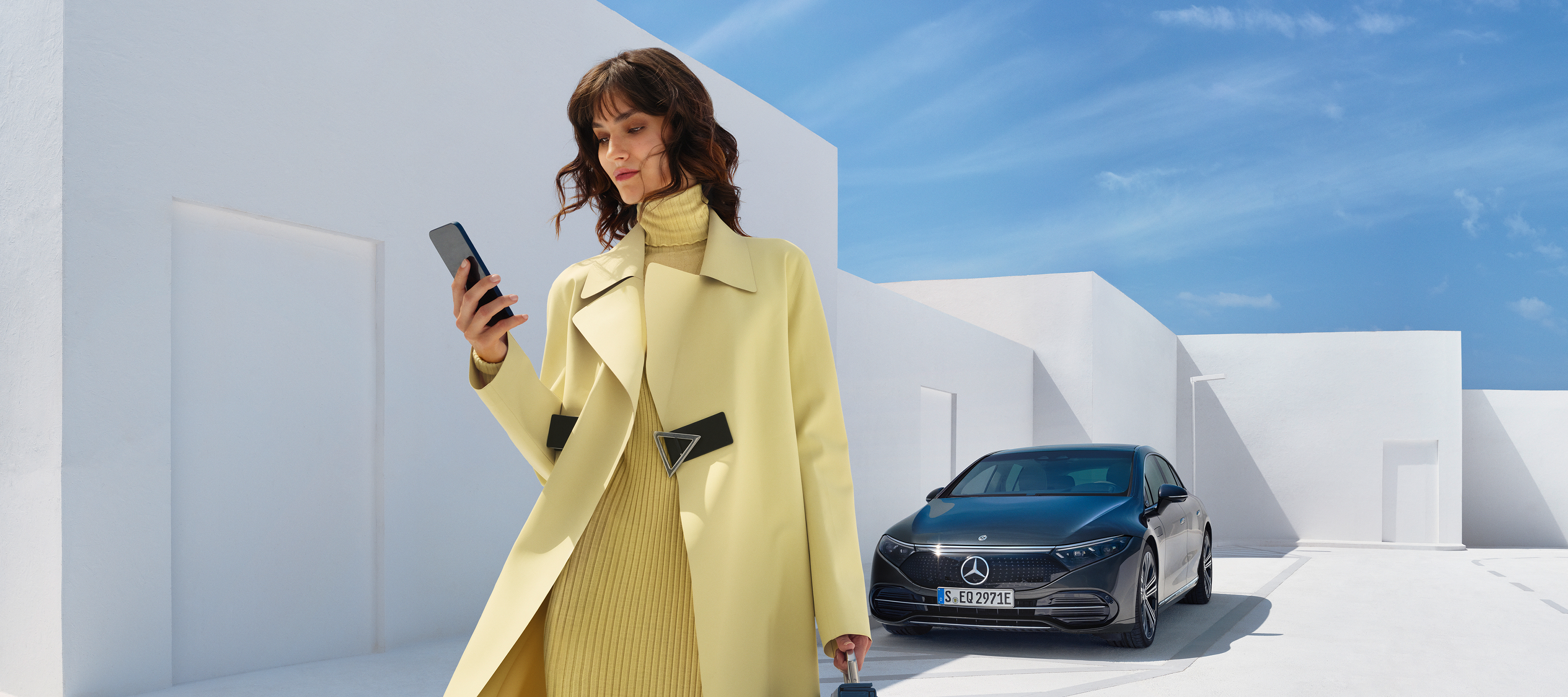 Mercedes-Benz Een vrouw opent de Mercedes-Benz App op haar smartphone.