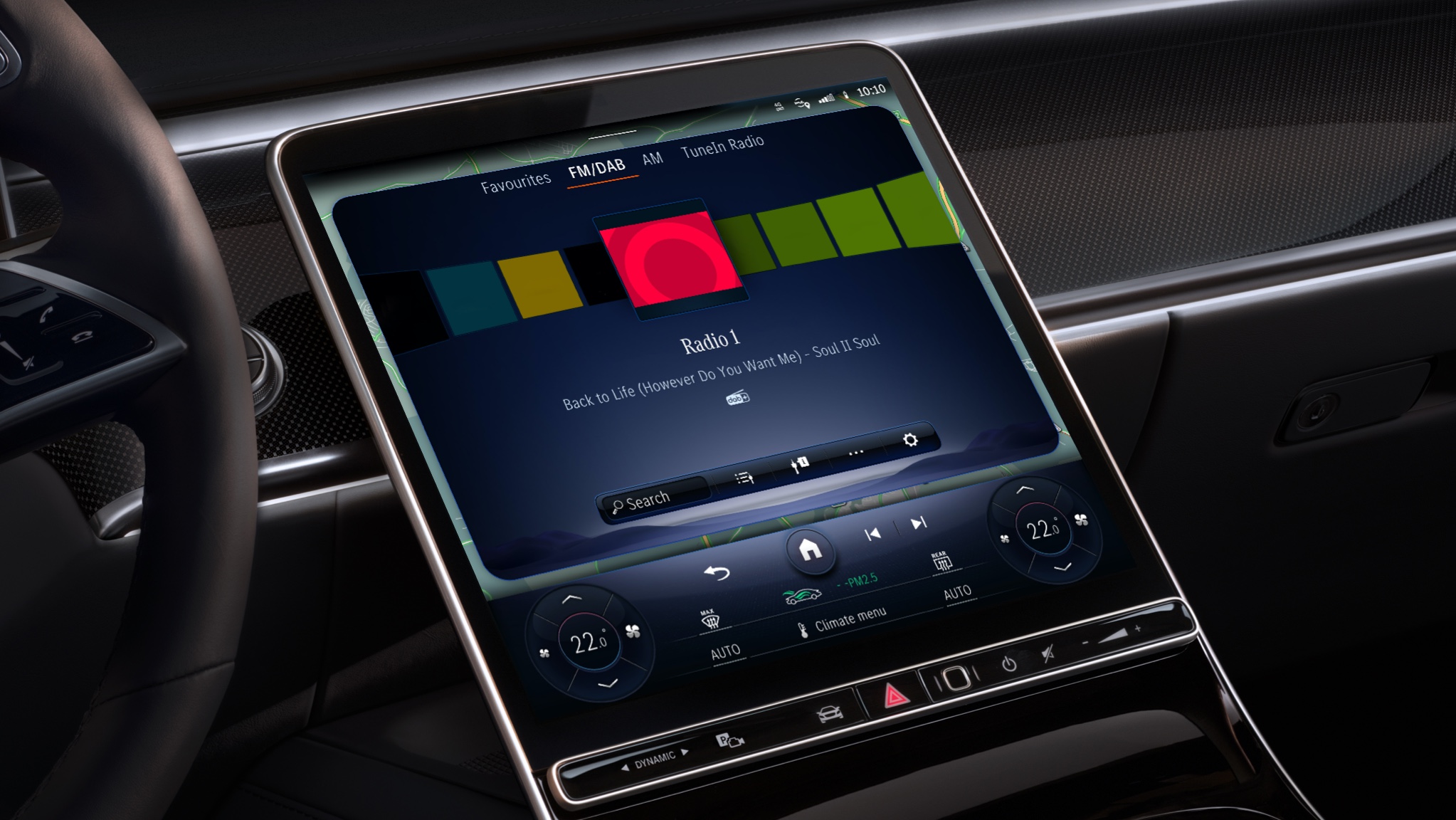 Uitgebreide radio-informatie | Entertainment | Mercedes-Benz Het MBUX multimediasysteem in een Mercedes-Benz geeft dankzij het entertainmentpakket radiozenders vanuit de hele wereld weer.