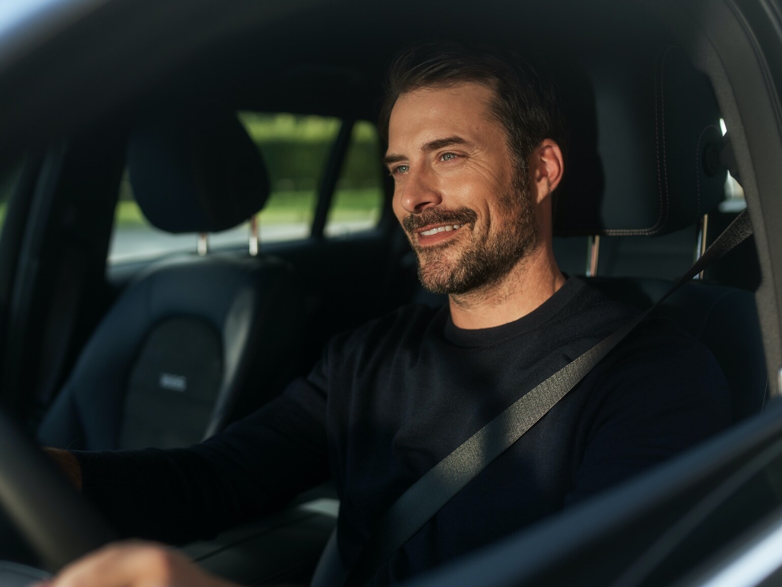 Man geniet in zijn Mercedes-Benz zonder onderbrekingen van internetradio, dankzij het entertainmentpakket.