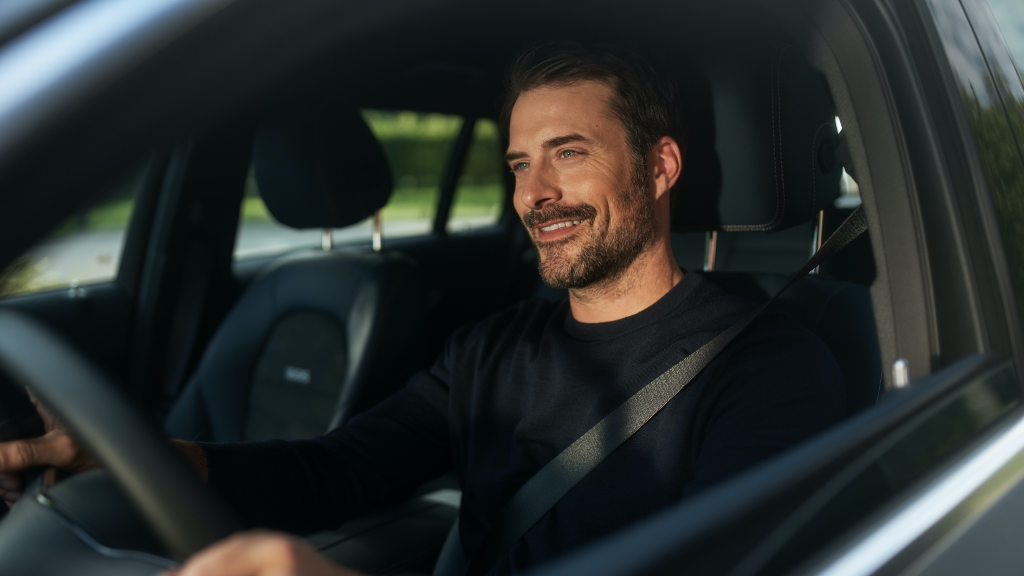 Radio Service Following | Entertainment | Mercedes-Benz Man geniet in zijn Mercedes-Benz zonder onderbrekingen van internetradio, dankzij het entertainmentpakket.