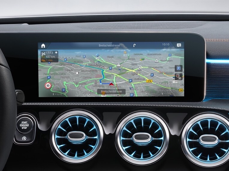 Op het display van het MBUX multimediasysteem is een digitaal extra voor navigatie geactiveerd.