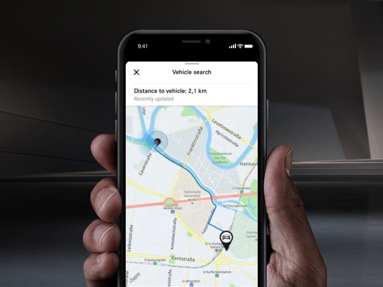 Op een smartphone wordt via het digitale extra voor remote de locatie van de auto weergegeven.
