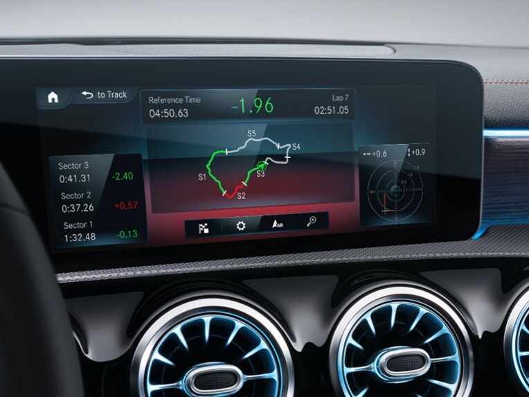 Op het MBUX-multimediasysteem geeft het digitale extra 'AMG Track Pace' de rondes weer.