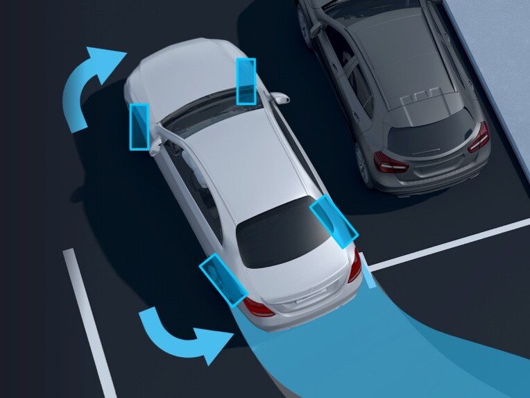 Een Mercedes-Benz wordt dankzij het digitale extra 'Achterasbesturing met grote stuurhoek' op een parkeerplaats geparkeerd.
