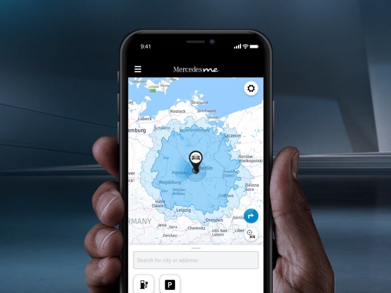 Op een smartphone zijn de remote- en navigatieservices geopend.