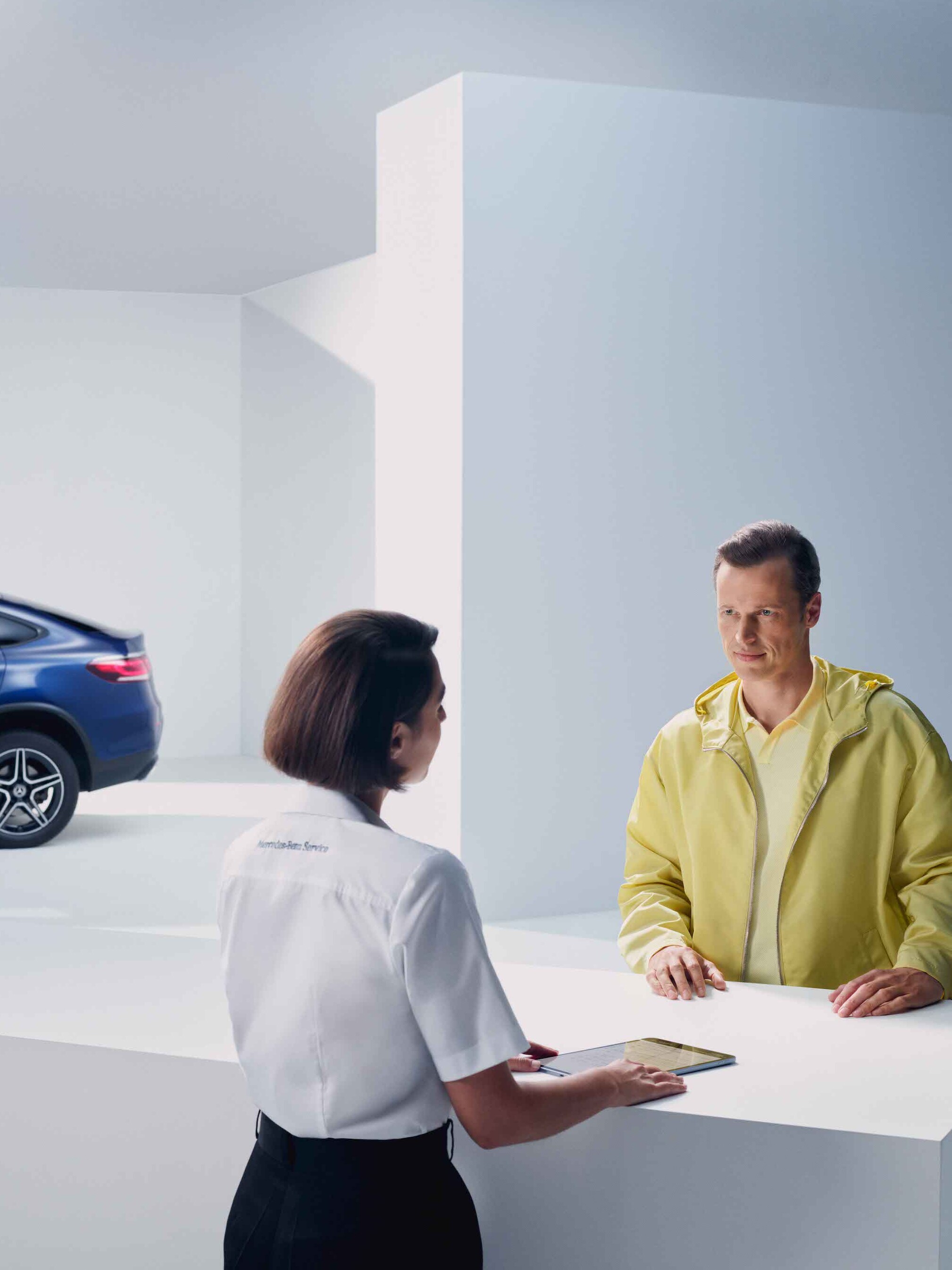 Een man laat zich door een Mercedes-Benz medewerker adviseren.