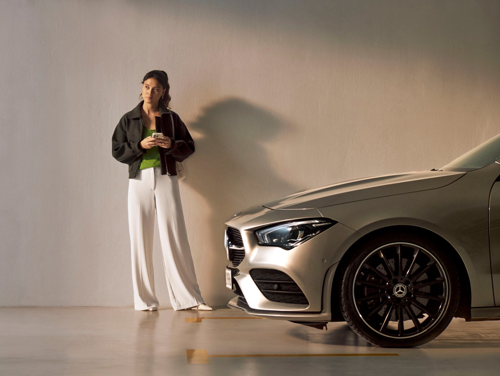 Een vrouw staat voor een Mercedes-Benz.