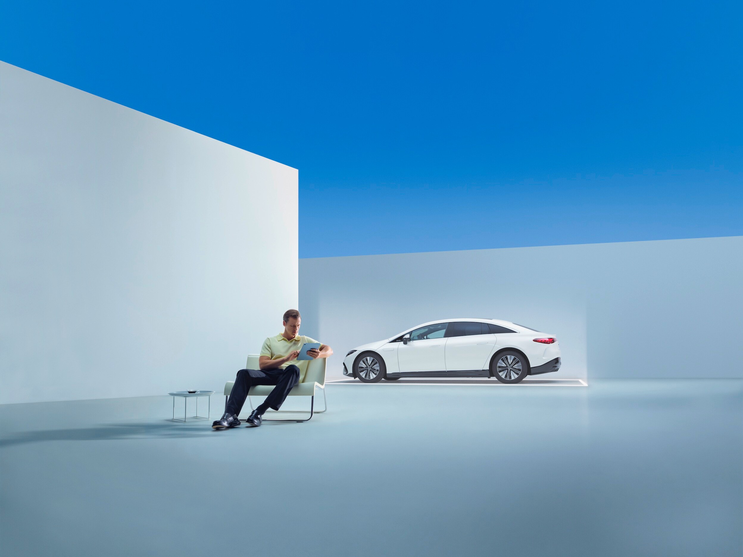 Een man zit ontspannen vóór een Mercedes-Benz.