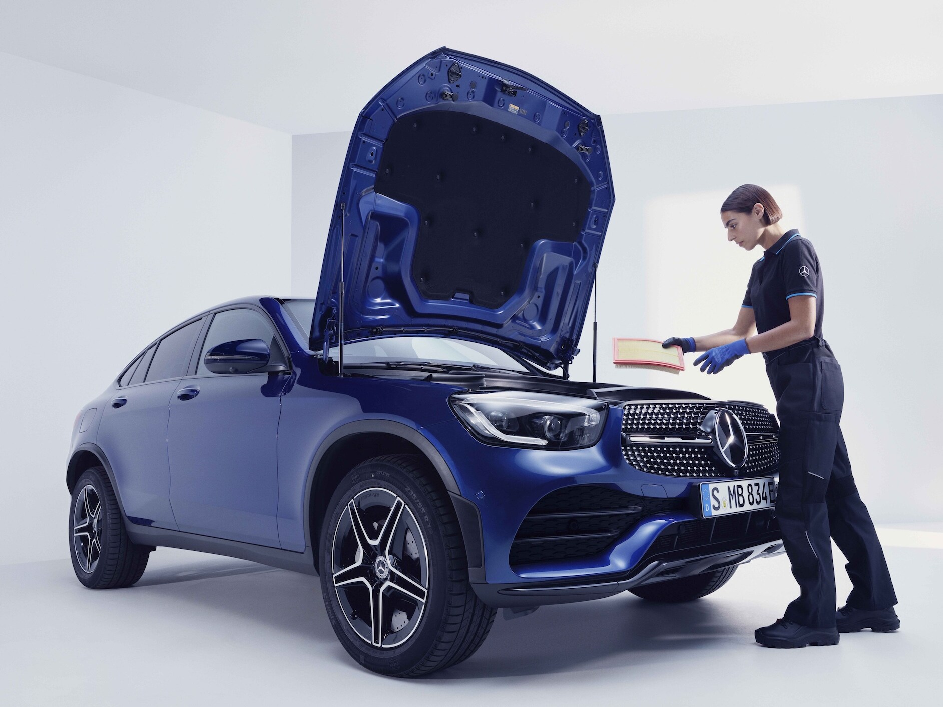 Een Mercedes-Benz technicus controleert een auto op de testbank.