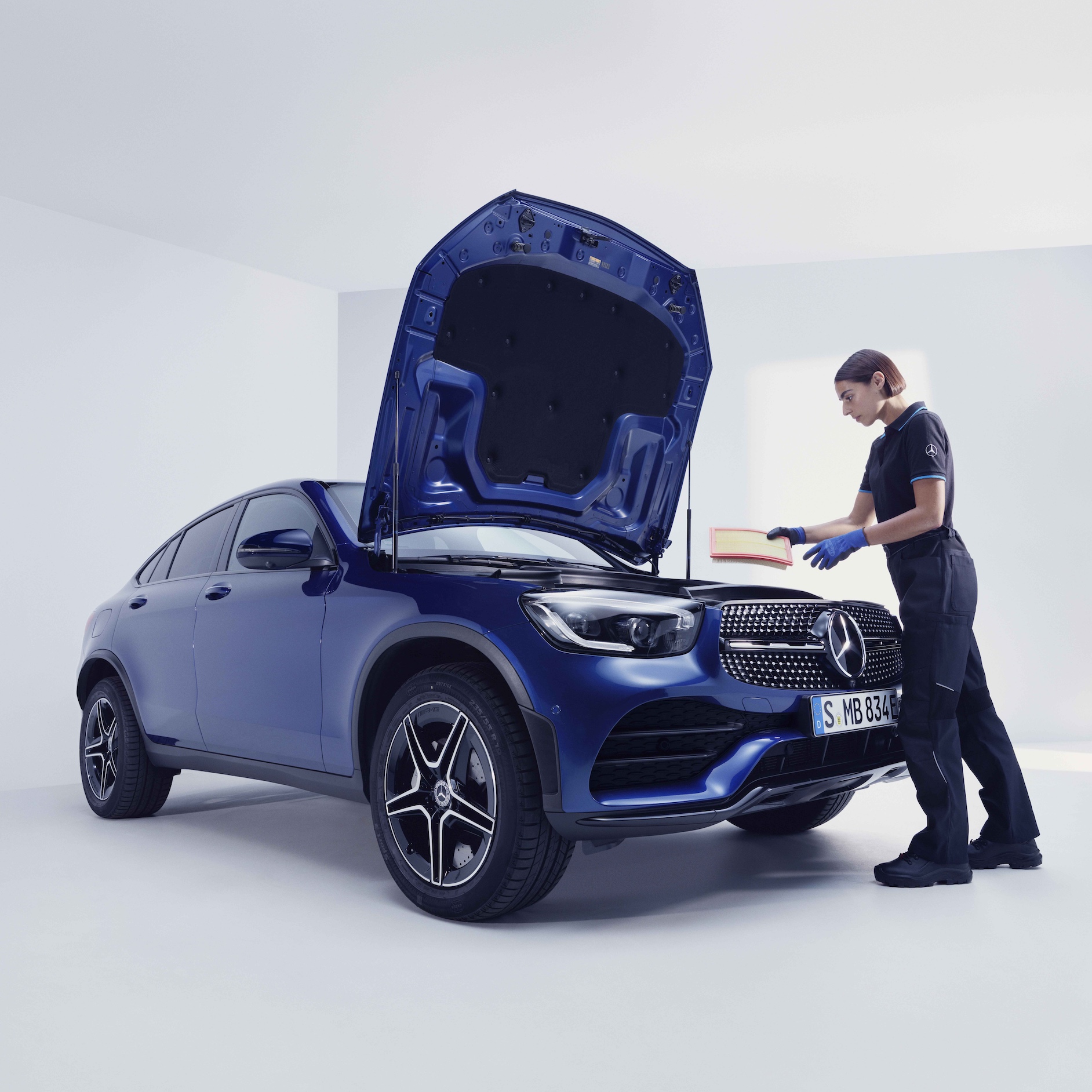 Regelmatig op de testbank | Mercedes-Benz Een Mercedes-Benz technicus controleert een auto op de testbank.