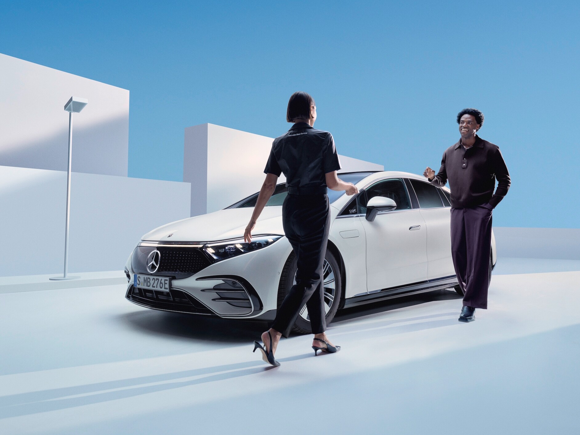 Een vrouw maakt gebruik van de haal- en brengservice van Mercedes-Benz.