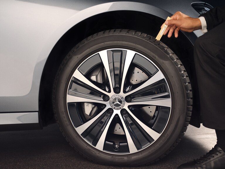Een Mercedes-Benz technicus voert een seizoensinspectie uit.
