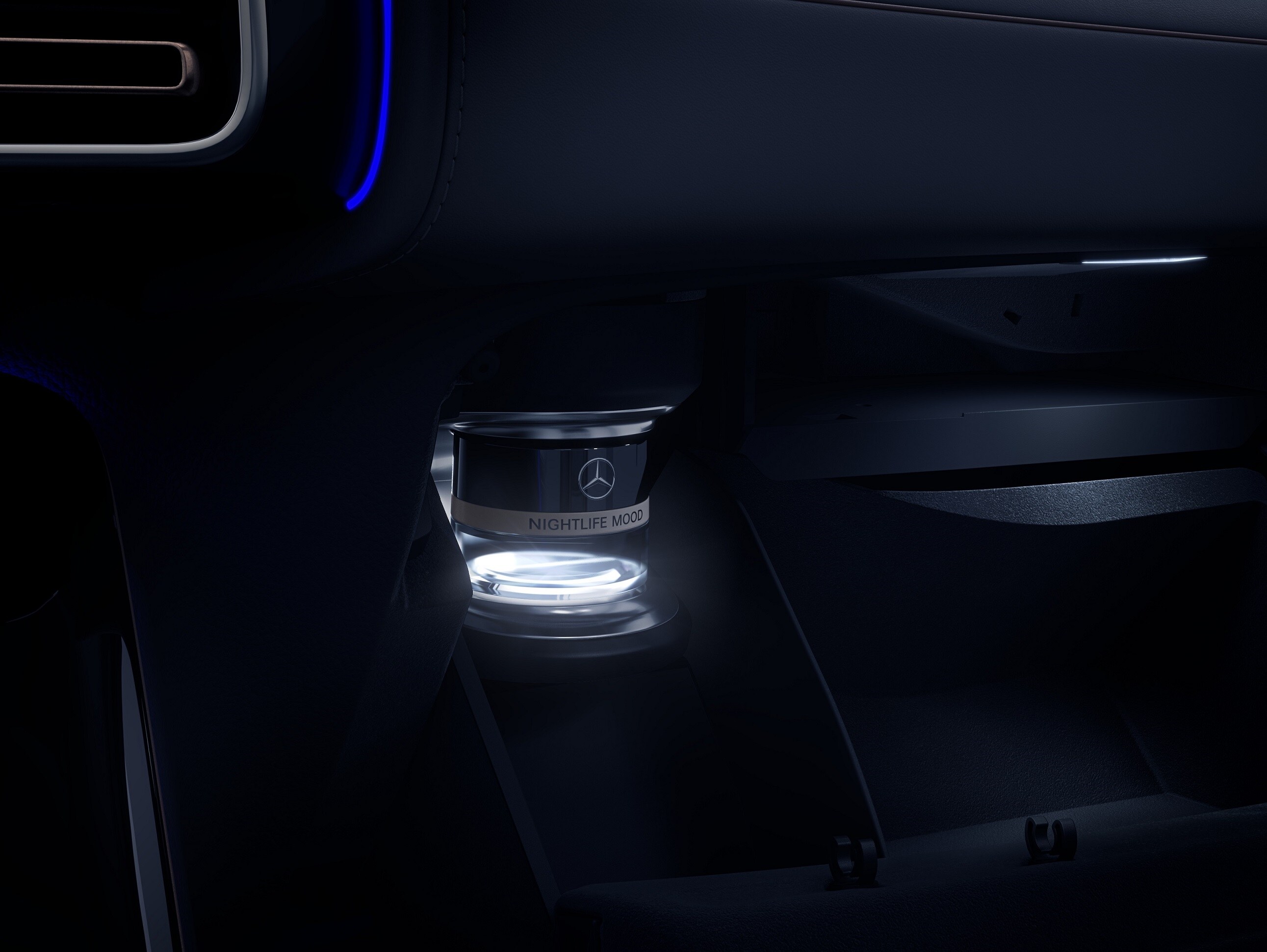 Un flacon de la variété Nightlife Mood s'illumine tandis qu'il diffuse son parfum dans l'habitacle de la Mercedes.