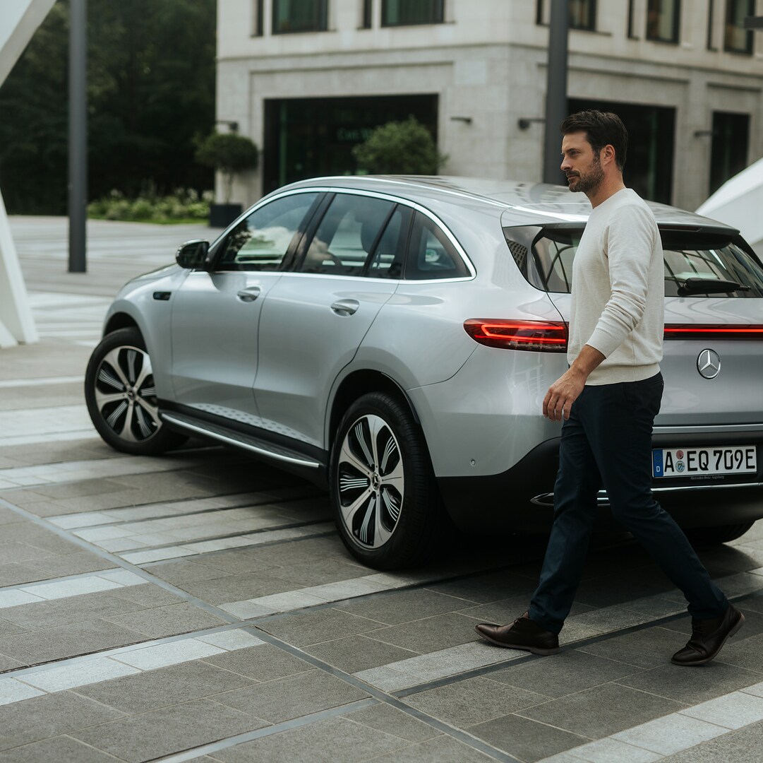 Detailopname van de originele Mercedes-Benz banden met velgen.