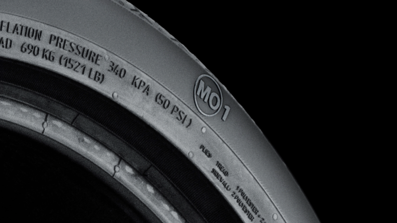 Mercedes-Benz Original 1 MO1-band | Mercedes-Benz Gedeelte van een detailopname van een originele Mercedes-Benz MO1-band.