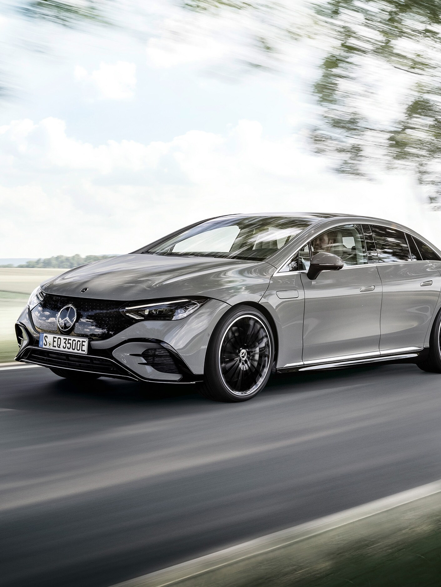 Un EQS sur une route secondaire dans une vue de 3/4 avant