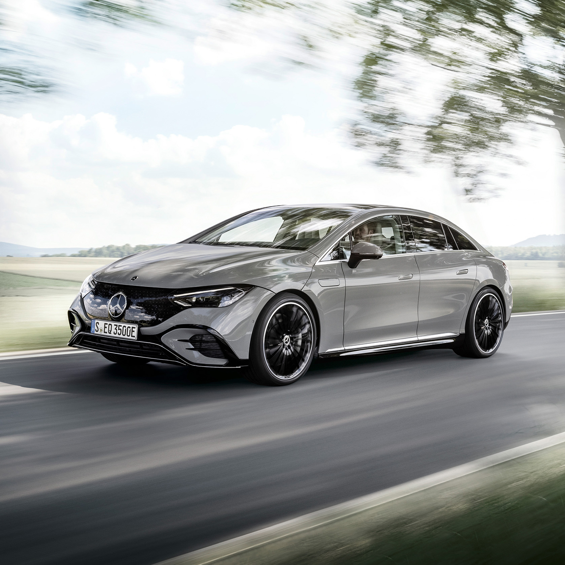 Mercedes-Benz | Land Sea Air | EQS Un EQS sur une route secondaire dans une vue de 3/4 avant