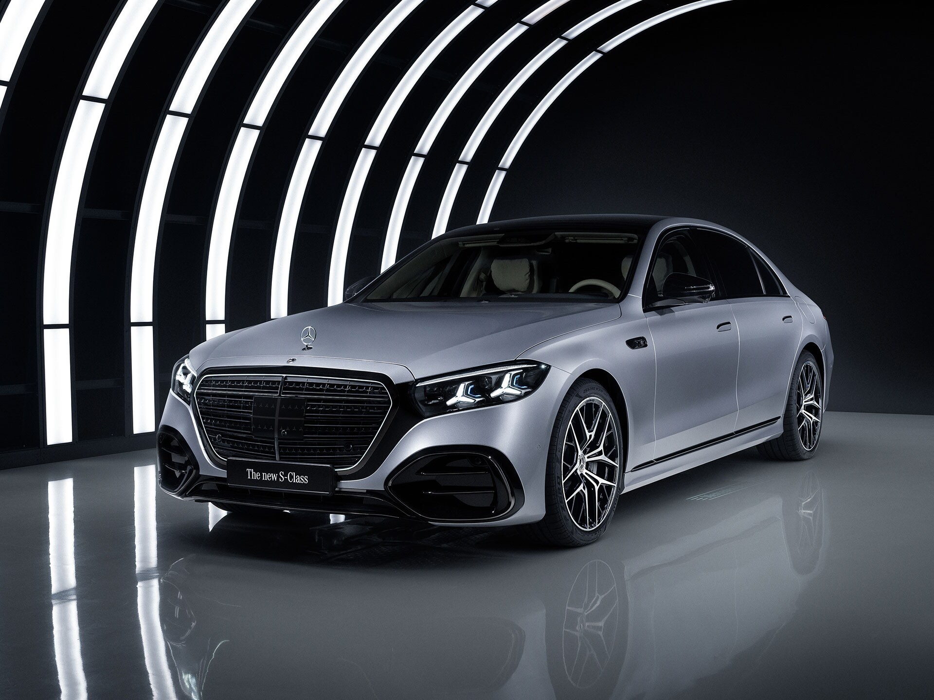 Een Mercedes-Benz met een transparante exterieur.