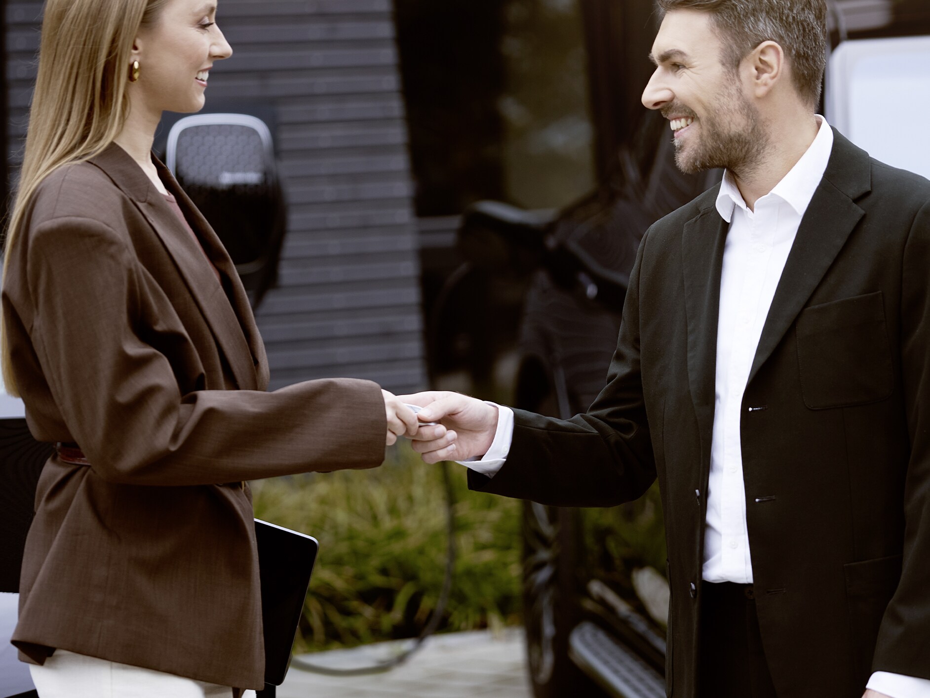 Er staan verschillende elektrische personenwagenmodellen van Mercedes-Benz in een wagenpark naast elkaar.