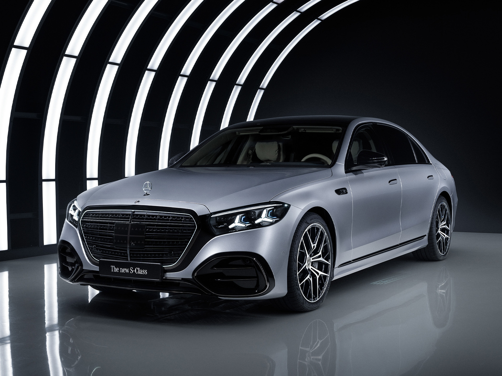 Technologie | Over-the-air-updates (OTA) | Mercedes-Benz De Mercedes-Benz S-Klasse in een studio met een verlichte boog.