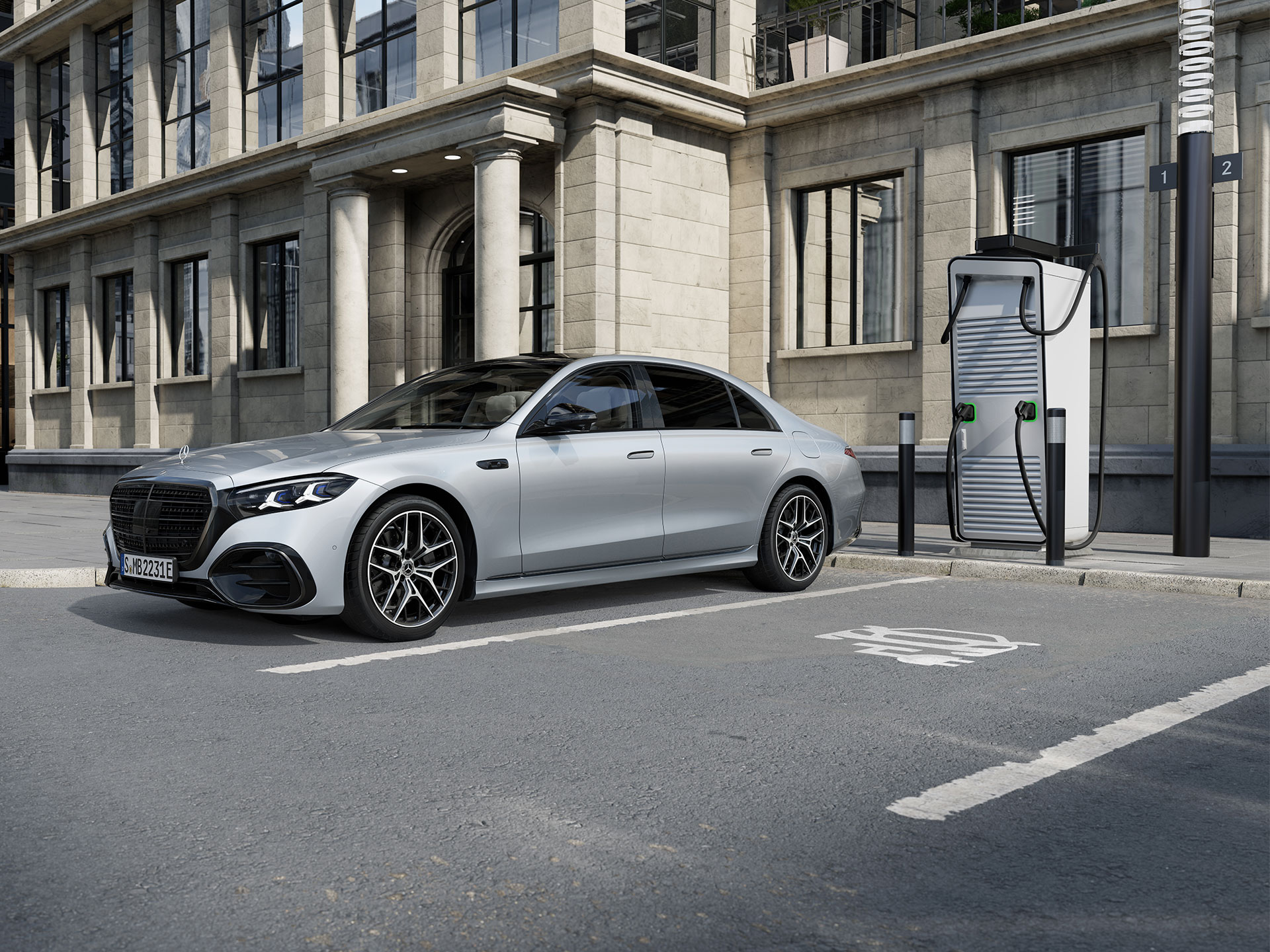 Aides financières | Hybrides rechargeables | Mercedes-Benz La Mercedes-Benz Classe S Berline Longue hybride rechargeable, vue de profil 7/8, garée sur un parking à côté d'une borne de recharge.