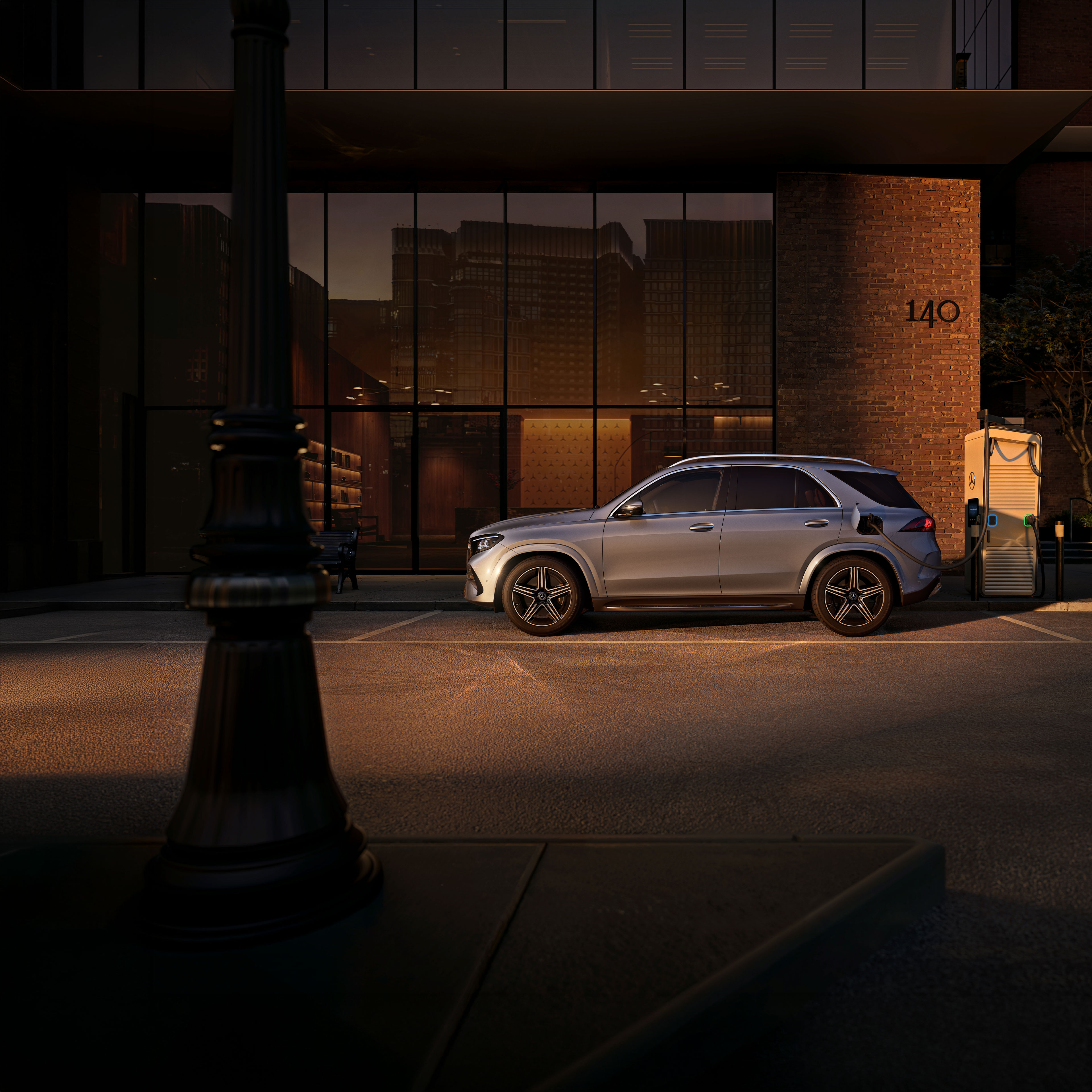 Hybrides rechargeables | Mercedes-Benz Le Mercedes-Benz GLE SUV, vu de profil, devant une grande maison.