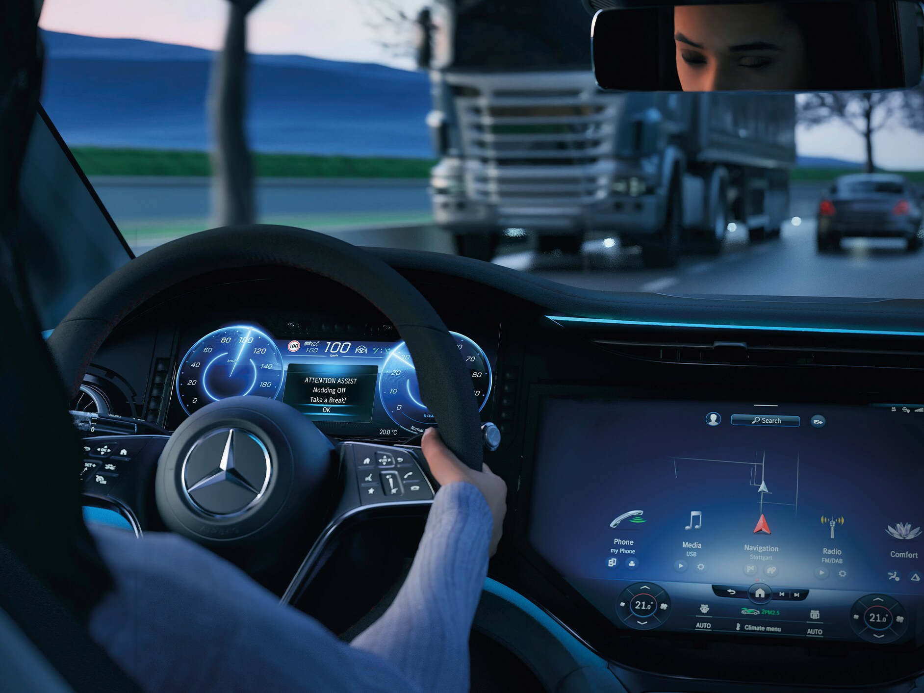 Vue intérieure du poste de conduite d'un véhicule Mercedes-Benz.