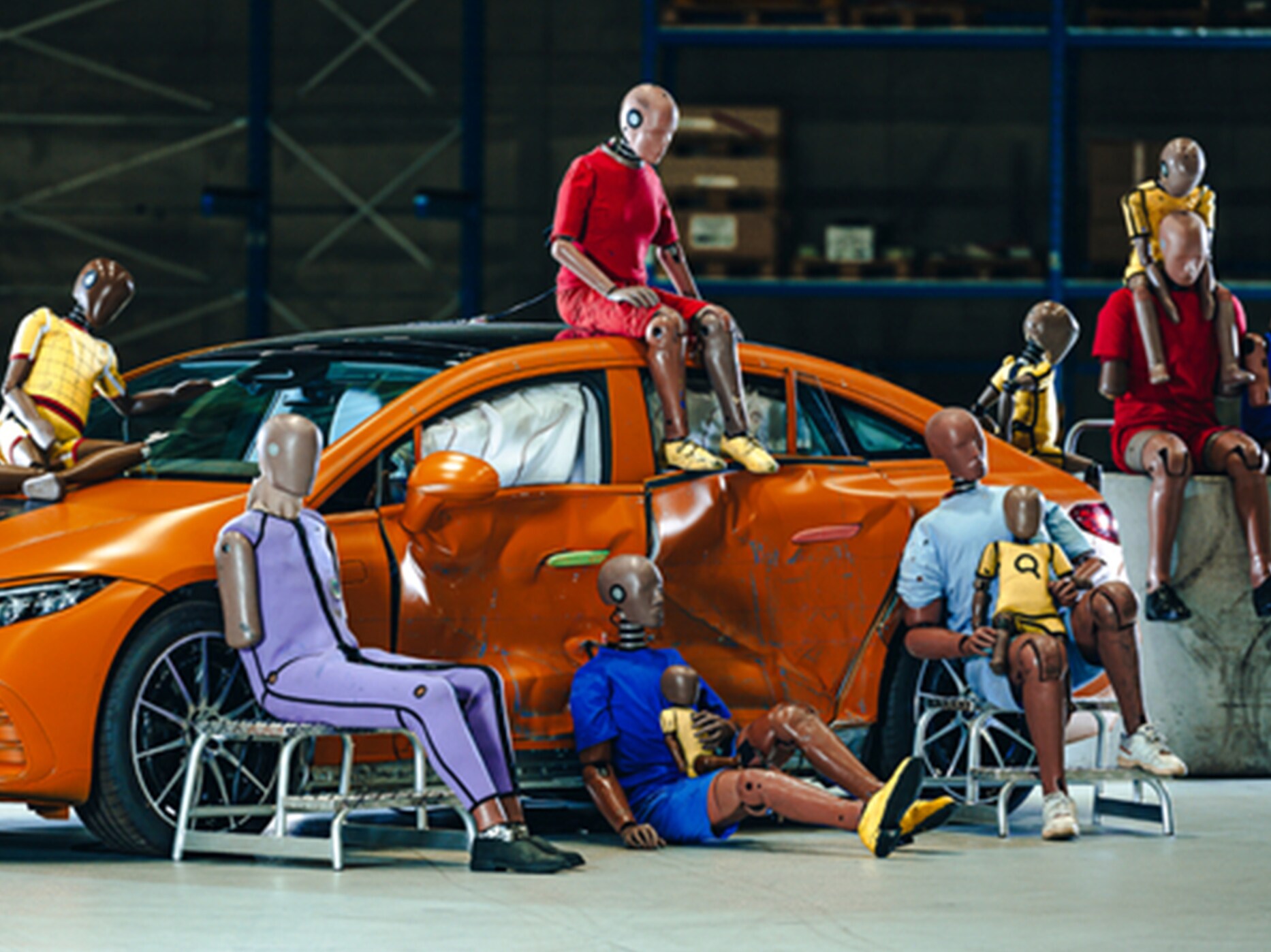 Meerdere crashtest dummies zitten op en rond een Mercedes-Benz.