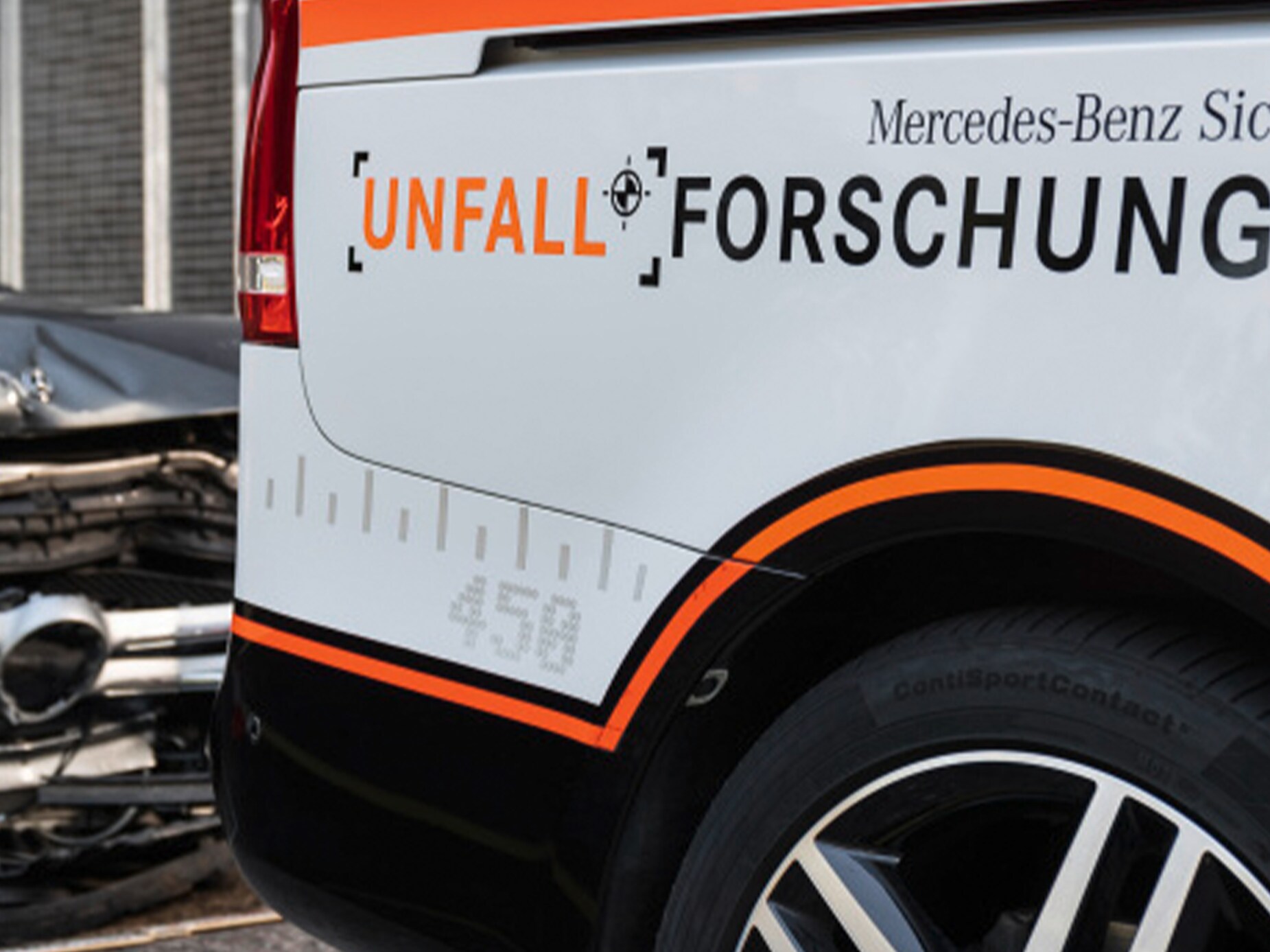 Mercedes-Benz met "Accident research" gedrukt op de zijkant.