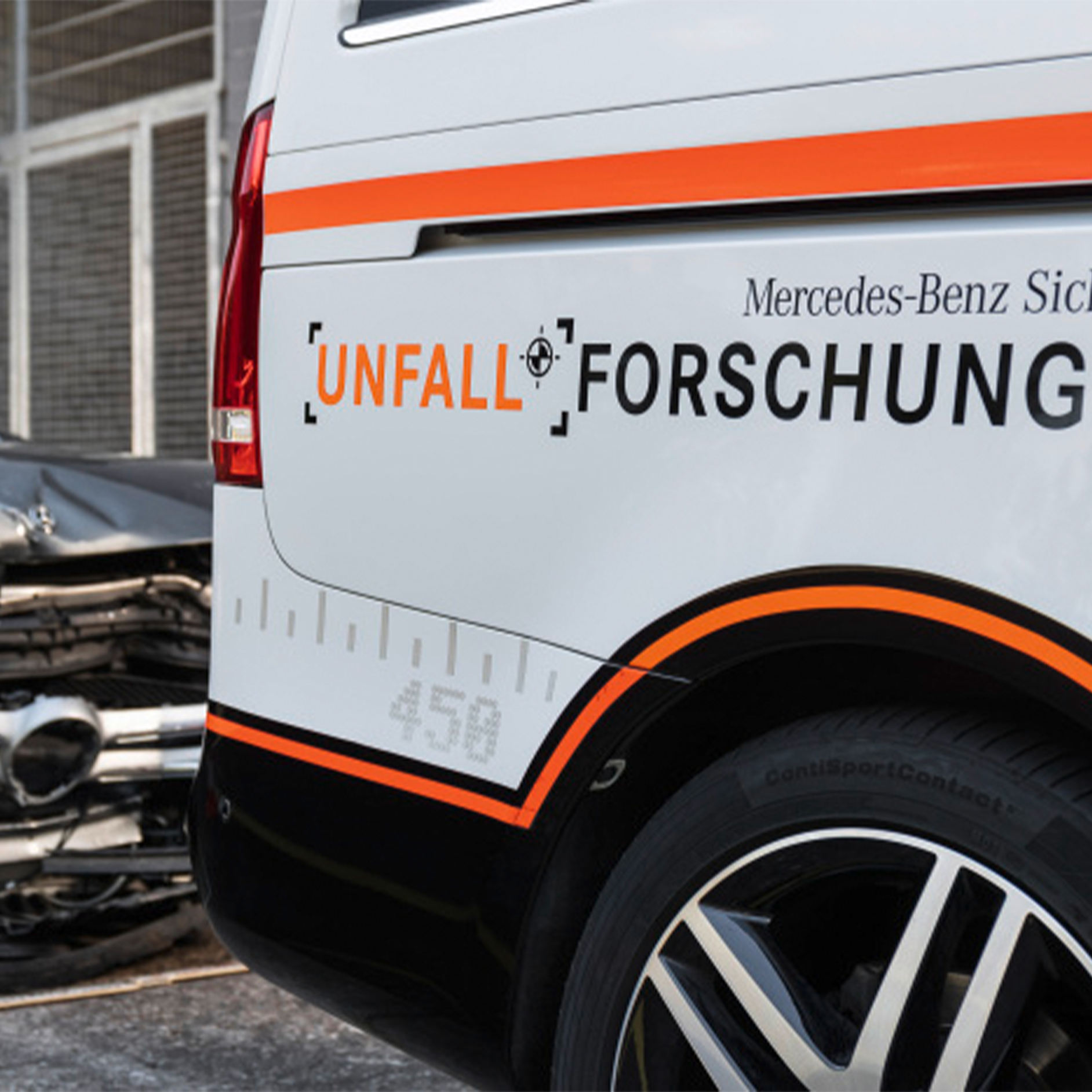 Onderzoek naar echte ongevallen | Veiligheid | Mercedes-Benz Mercedes-Benz met "Accident research" gedrukt op de zijkant.