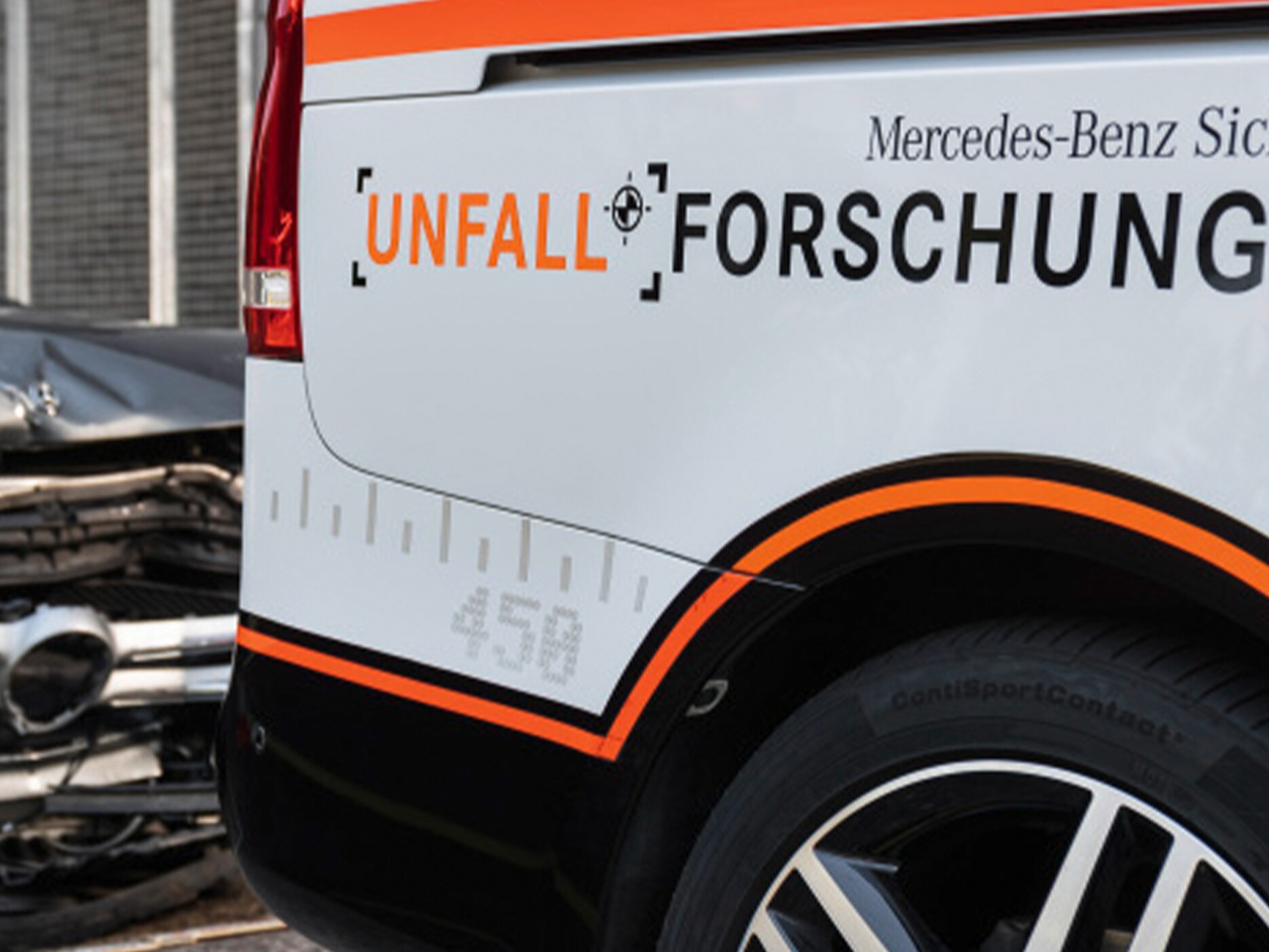 Voiture Mercedes-Benz avec l'inscription «&nbsp;Recherche d’accidents&nbsp;» sur son côté.