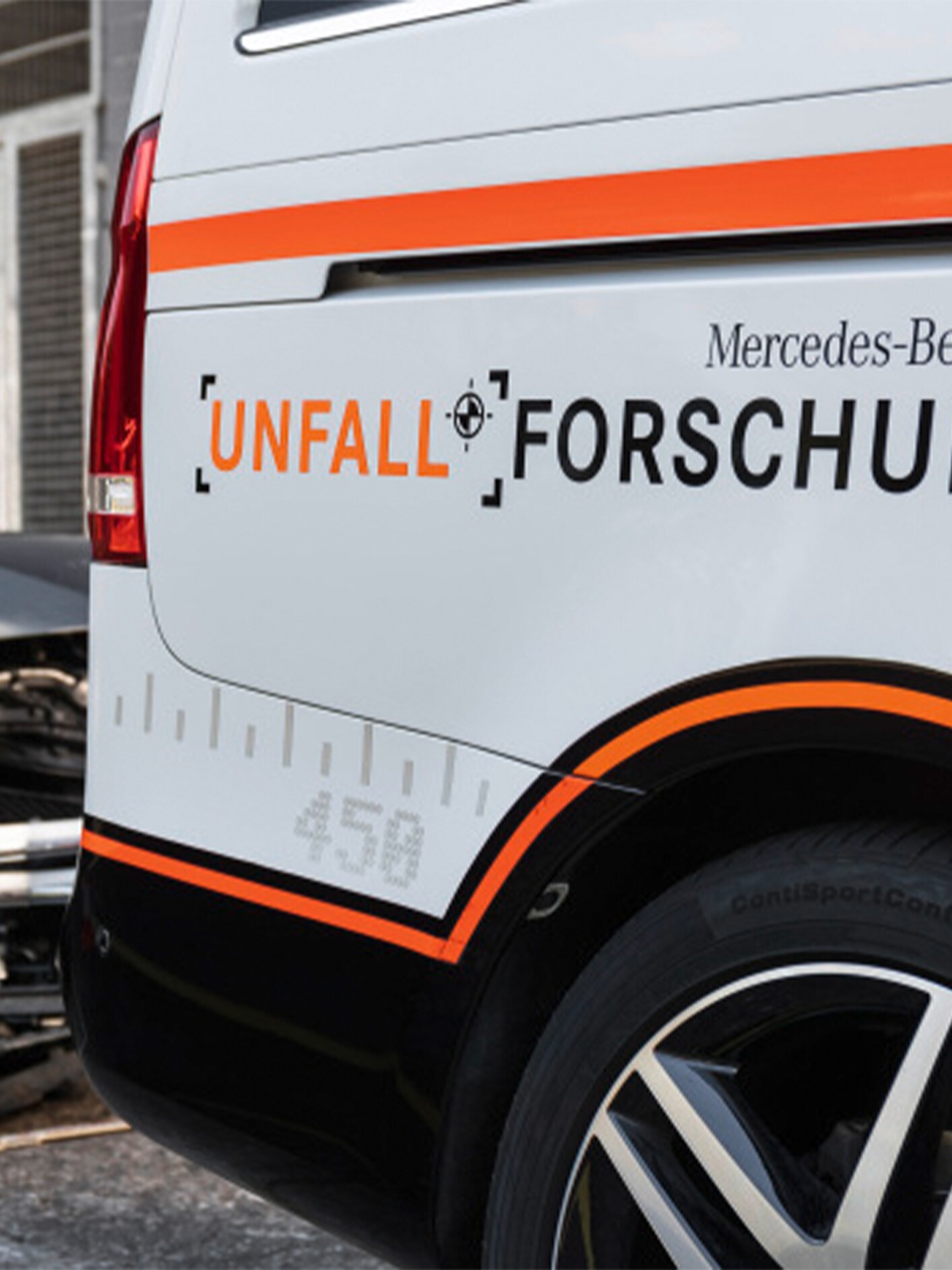 Véhicule Mercedes-Benz avec la mention «&nbsp;Recherche sur les accidents&nbsp;» inscrite sur le côté.