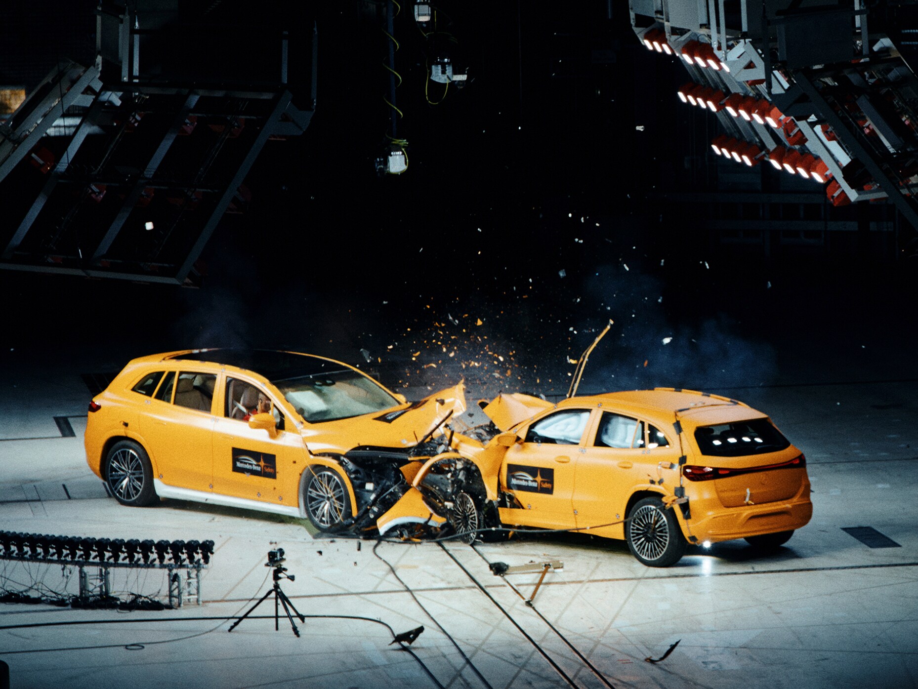 Frontale botsing tussen twee Mercedes-Benz auto's vastgelegd door crashtestcamera's.