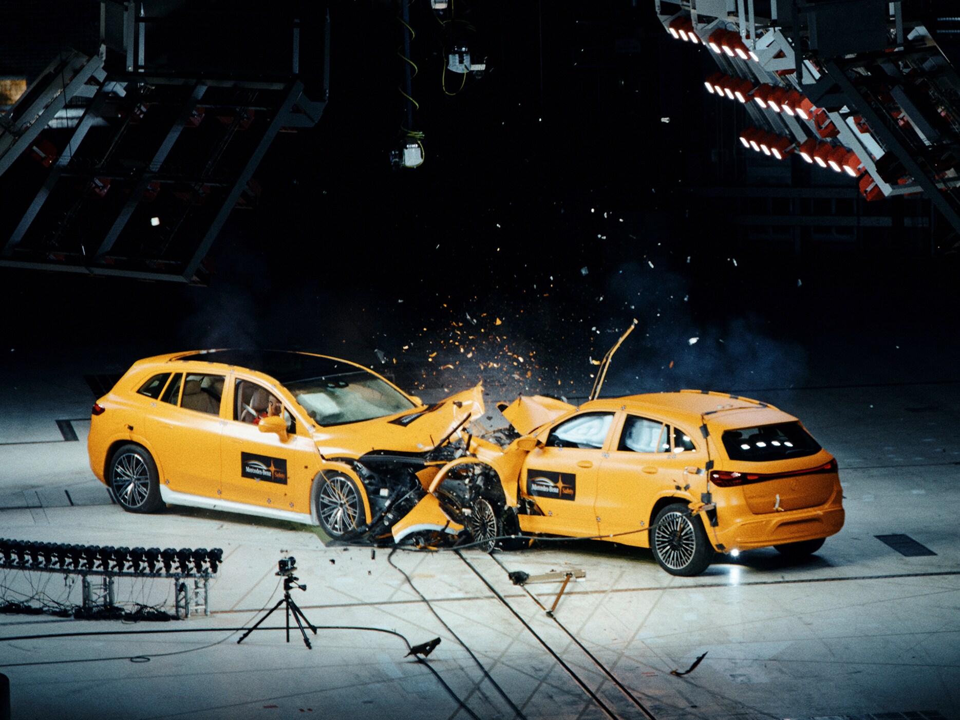 Collision frontale entre deux voitures Mercedes-Benz filmée par des caméras d’essai de collision.