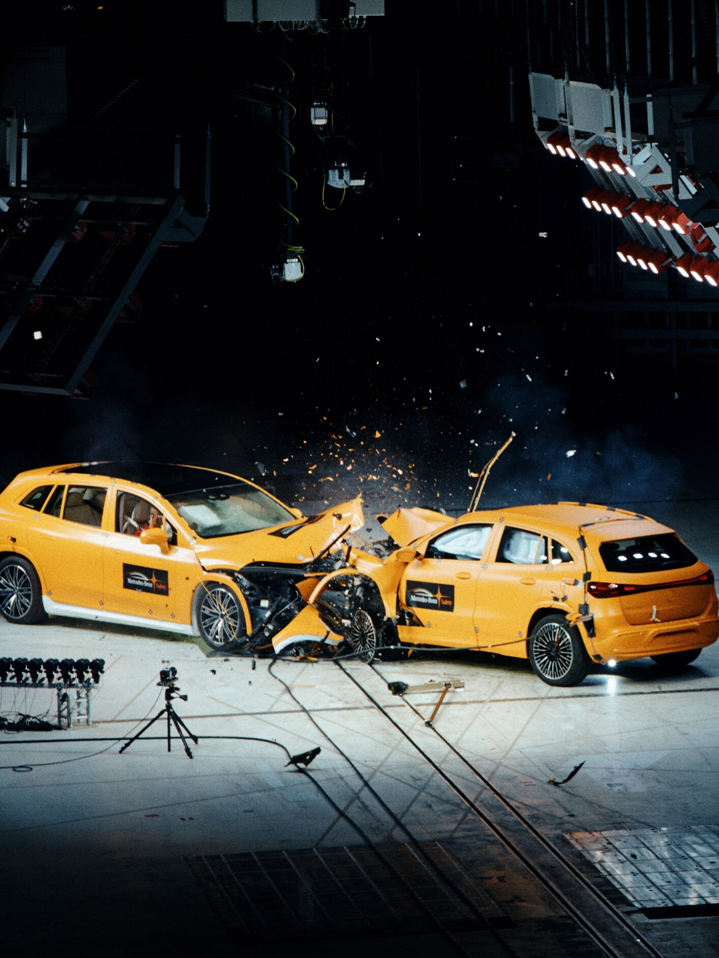 Frontale botsing tussen twee Mercedes-Benz auto's vastgelegd door crashtestcamera's.