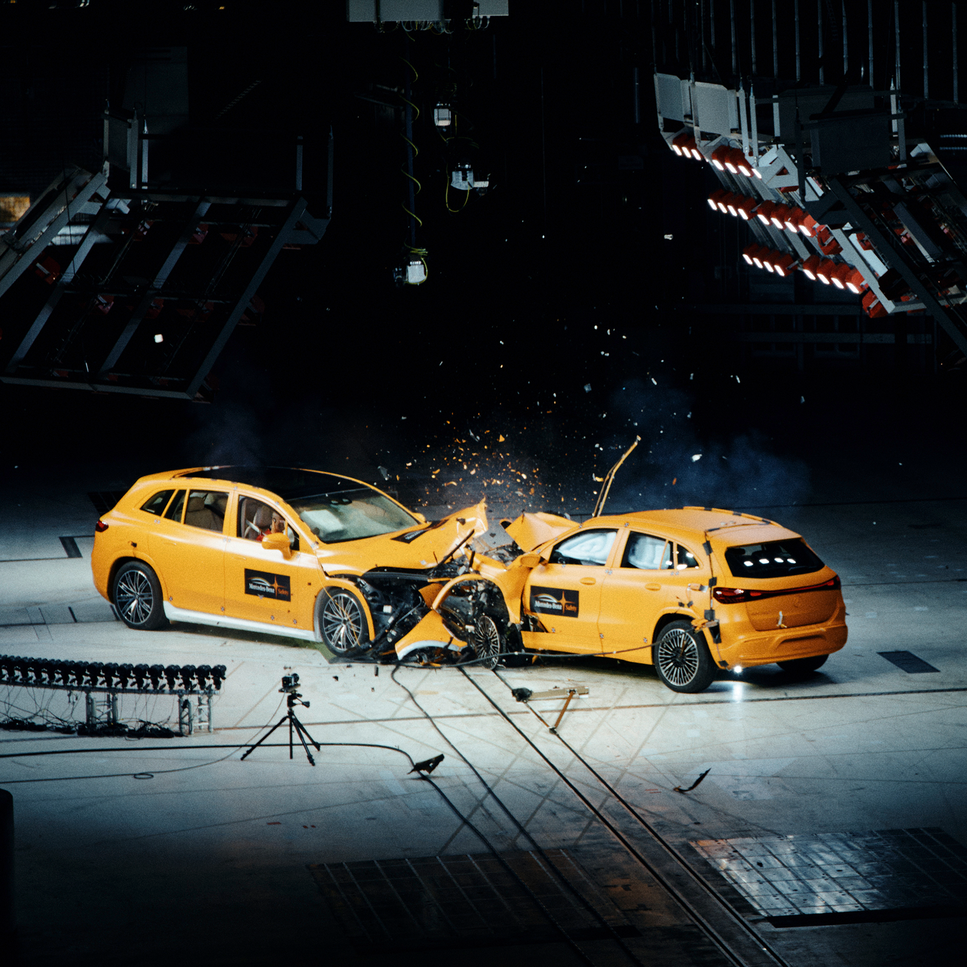 La sécurité ne dépend pas de la technologie de chaîne cinématique | Sécurité | Mercedes-Benz Collision frontale entre deux véhicules Mercedes-Benz filmée par des caméras de crash-test.