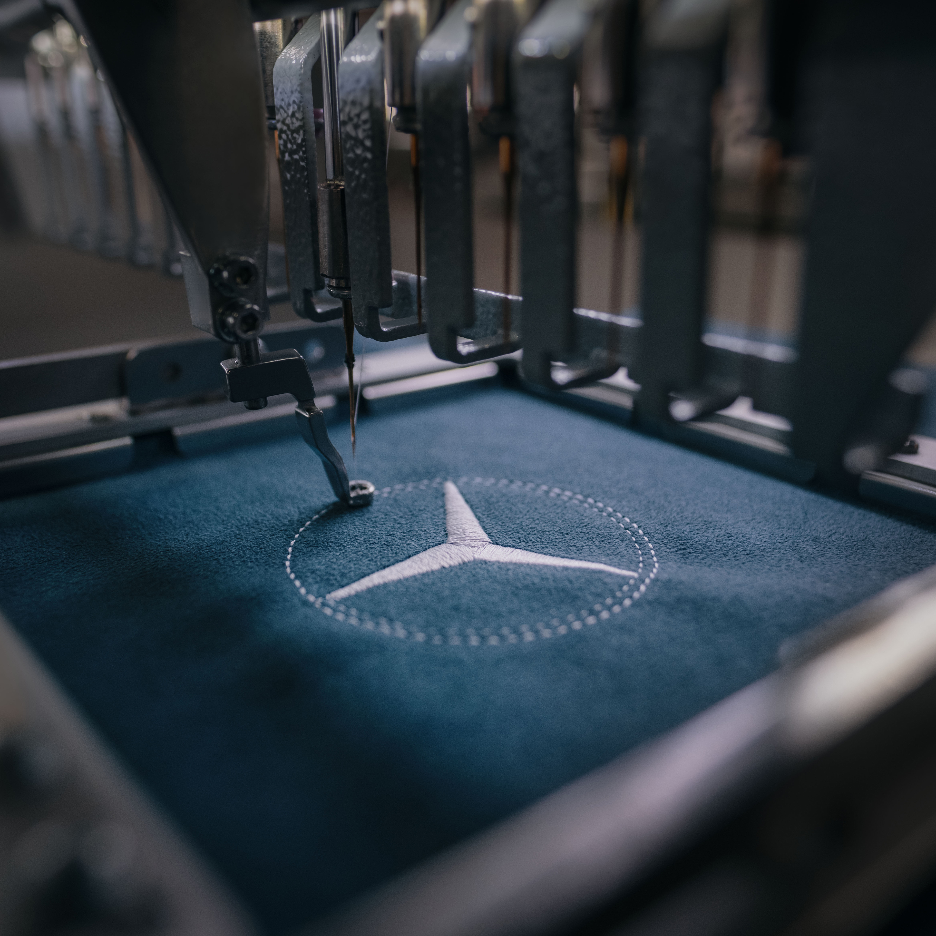 MANUFAKTUR | Mercedes-Benz Le logo MANUFAKTUR sur des matières haut de gamme.