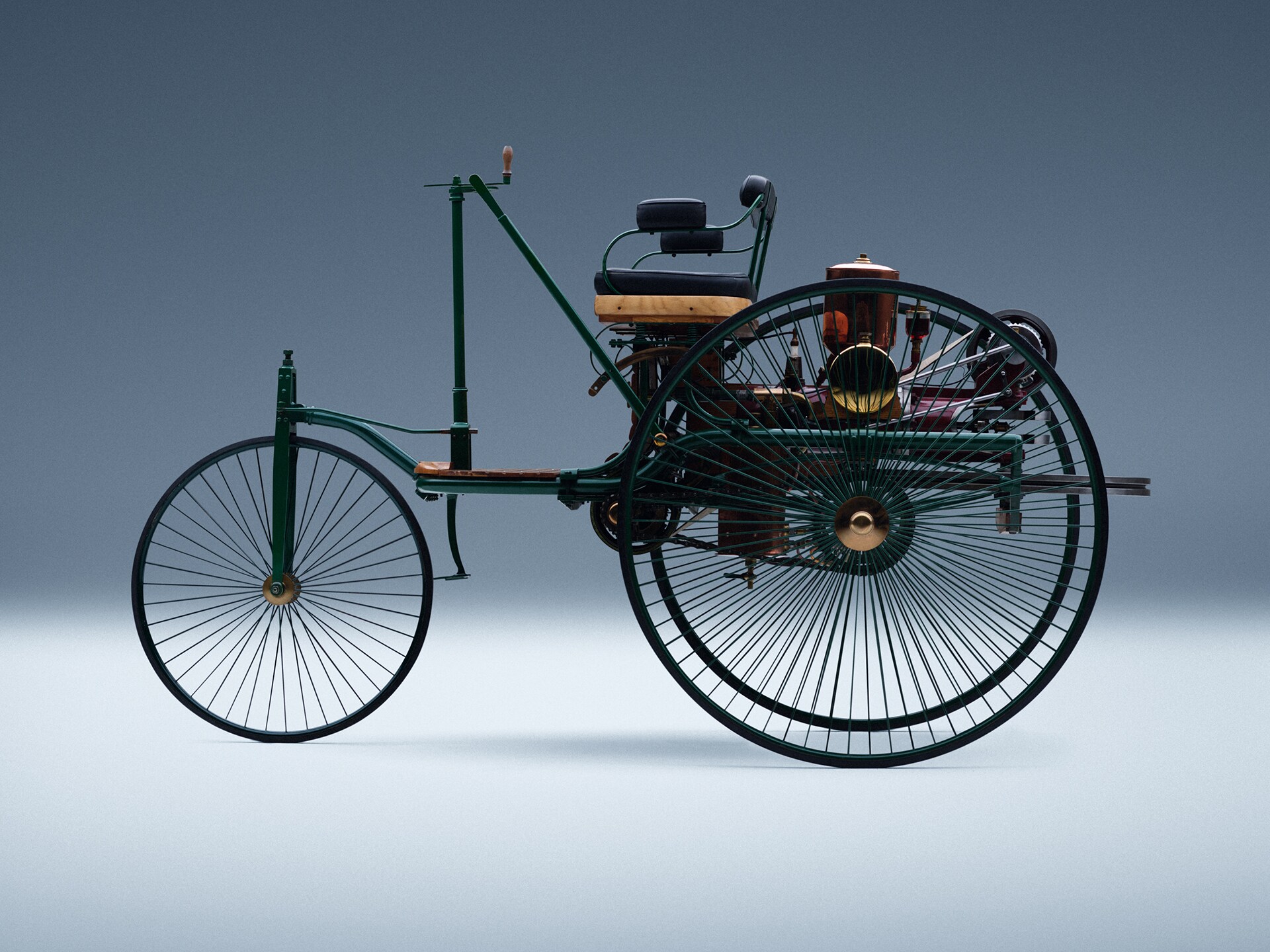 Zijaanzicht van de eerste Mercedes-Benz auto.