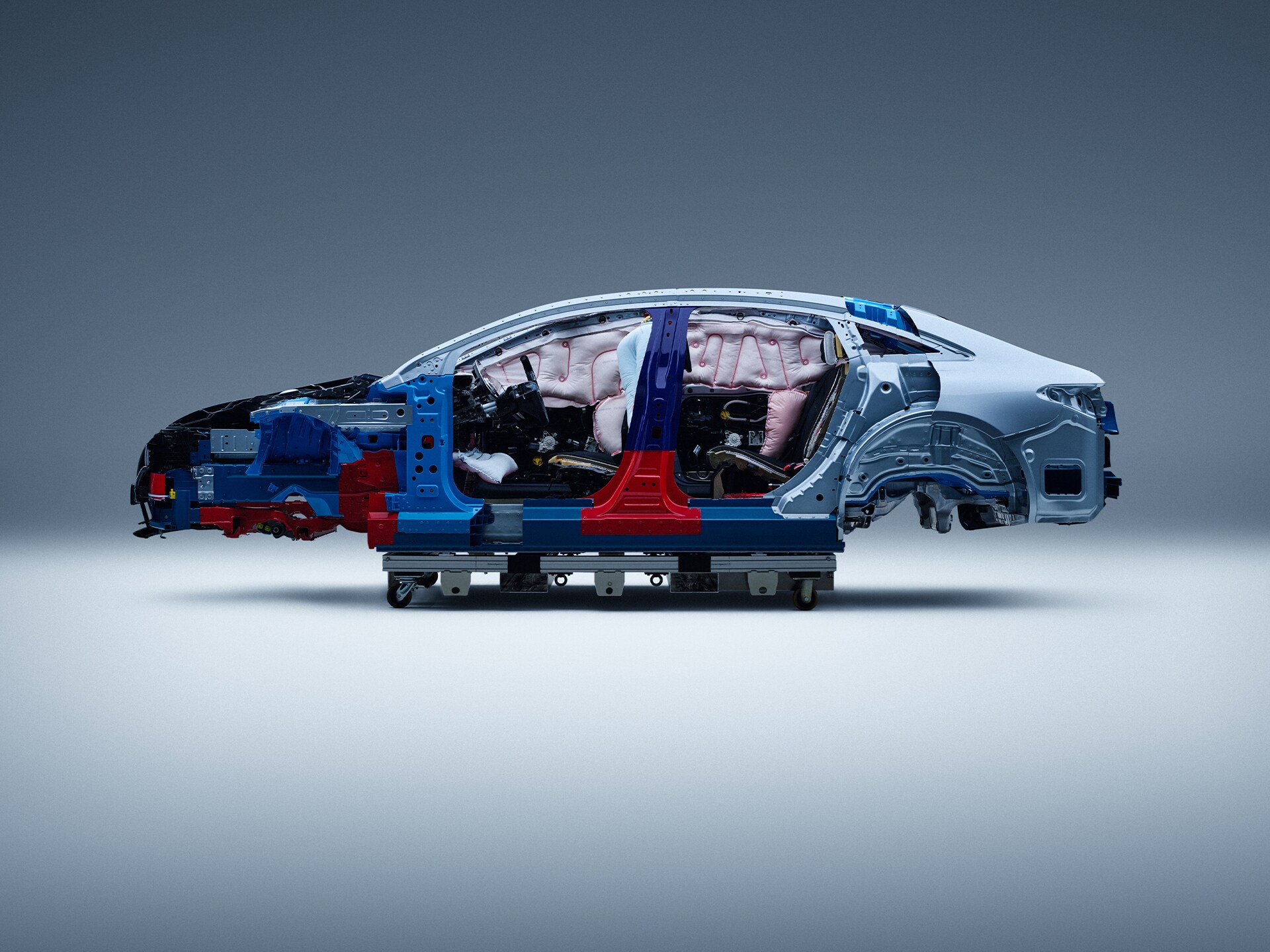 Zijaanzicht van een gedeeltelijk gedemonteerde Mercedes-Benz auto voor veiligheidsonderzoek.