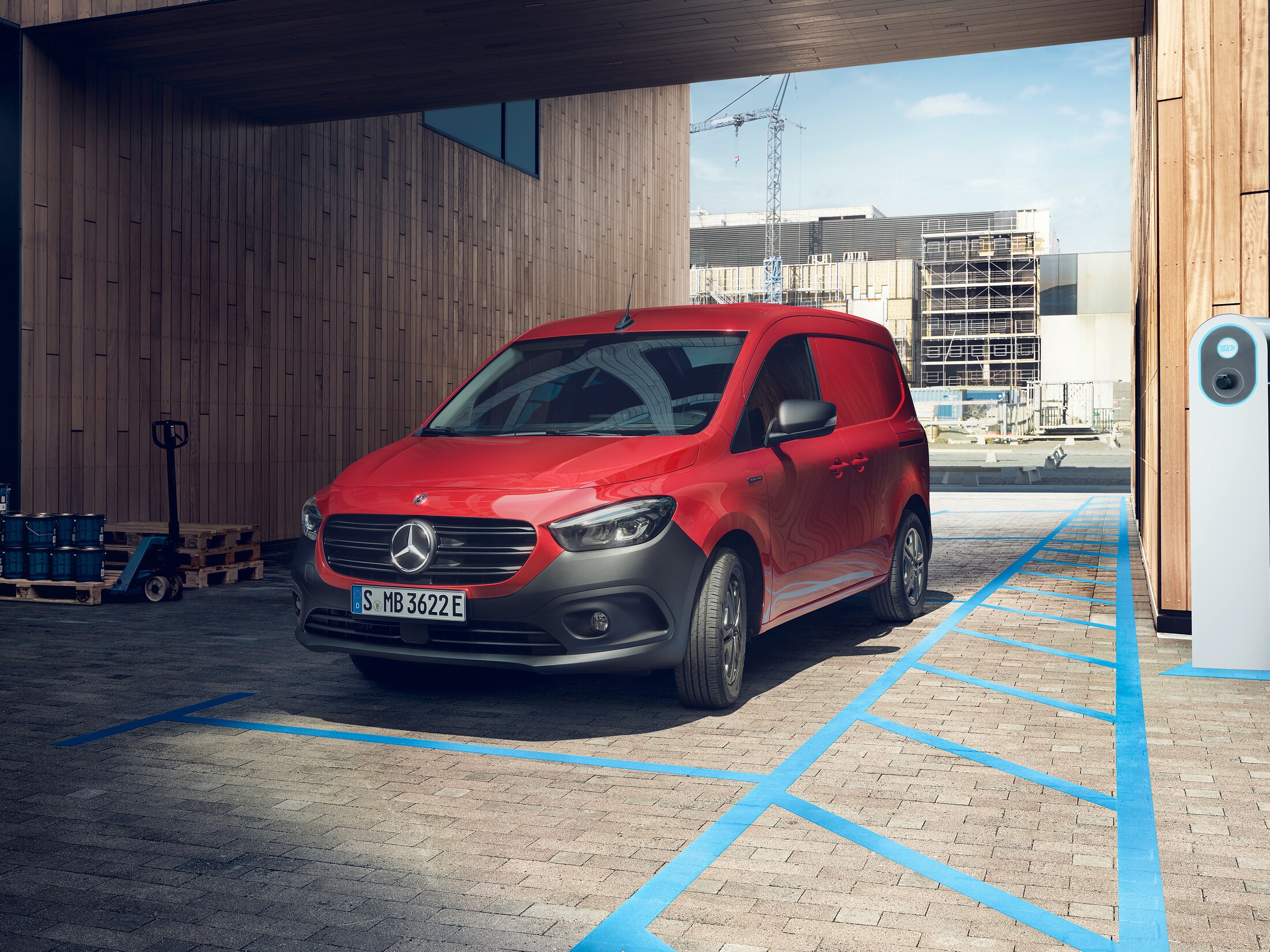 Een Mercedes-Benz eCitan Gesloten Bestelwagen staat op een logistiek terrein.