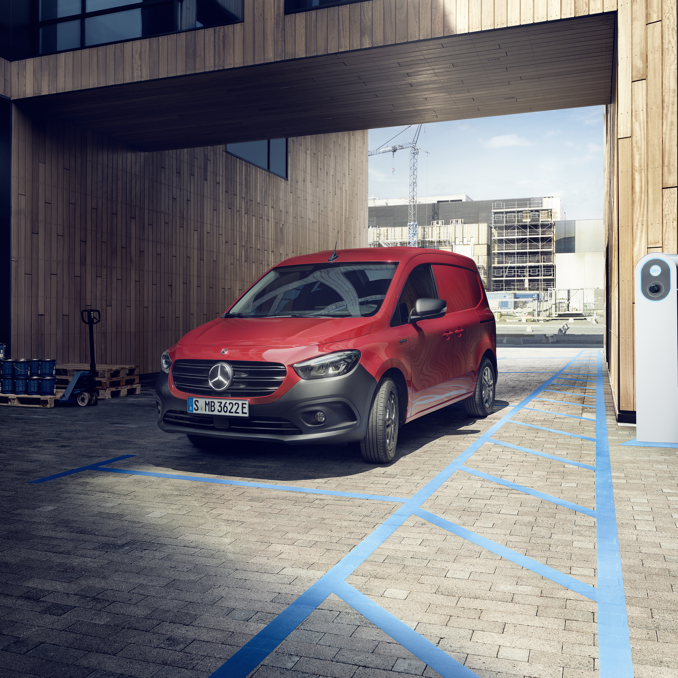 Citan betrouwbaarheid | Mercedes-Benz Bestelwagens Een Mercedes-Benz eCitan Gesloten Bestelwagen staat op een logistiek terrein.