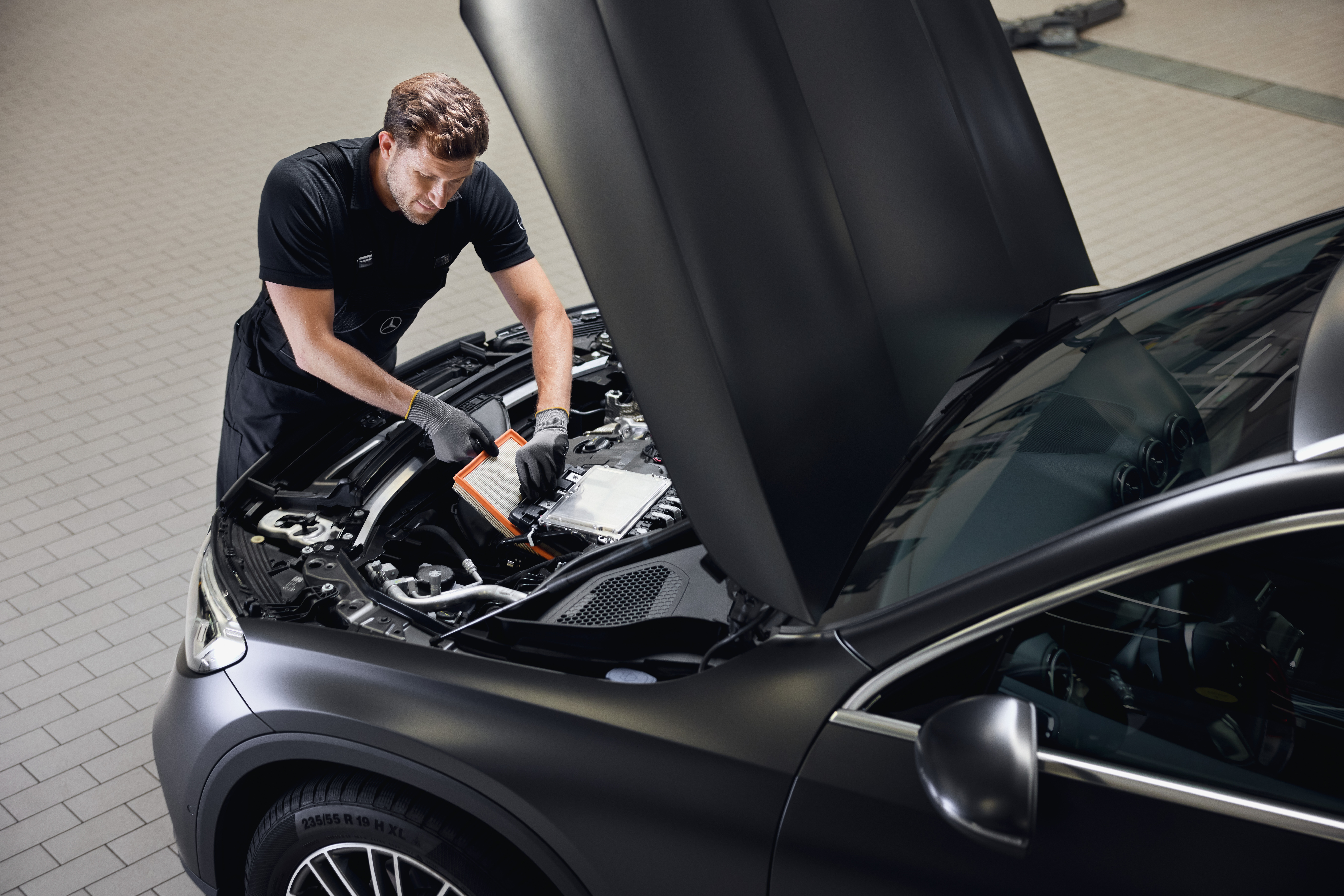 Filtres à air moteur d'origine Mercedes-Benz Maintenance du moteur montrant le remplacement d'un filtre à air moteur par une pièce d'origine Mercedes-Benz dans un atelier agréé.