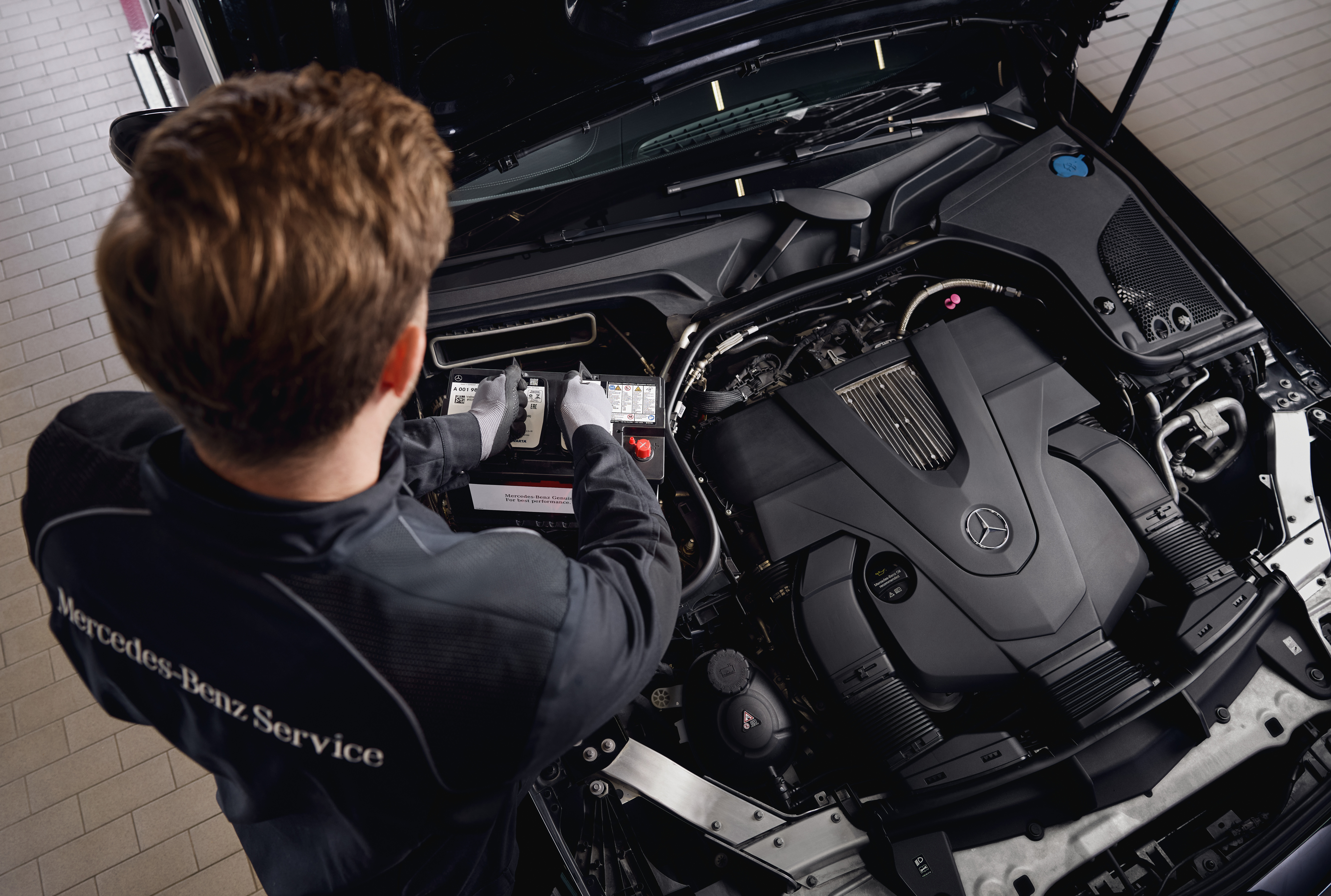 Mercedes-Benz originele startaccu's Motoronderhoud in een werkplaats, waarbij de vervanging van onderdelen met originele Mercedes-Benz onderdelen wordt getoond.