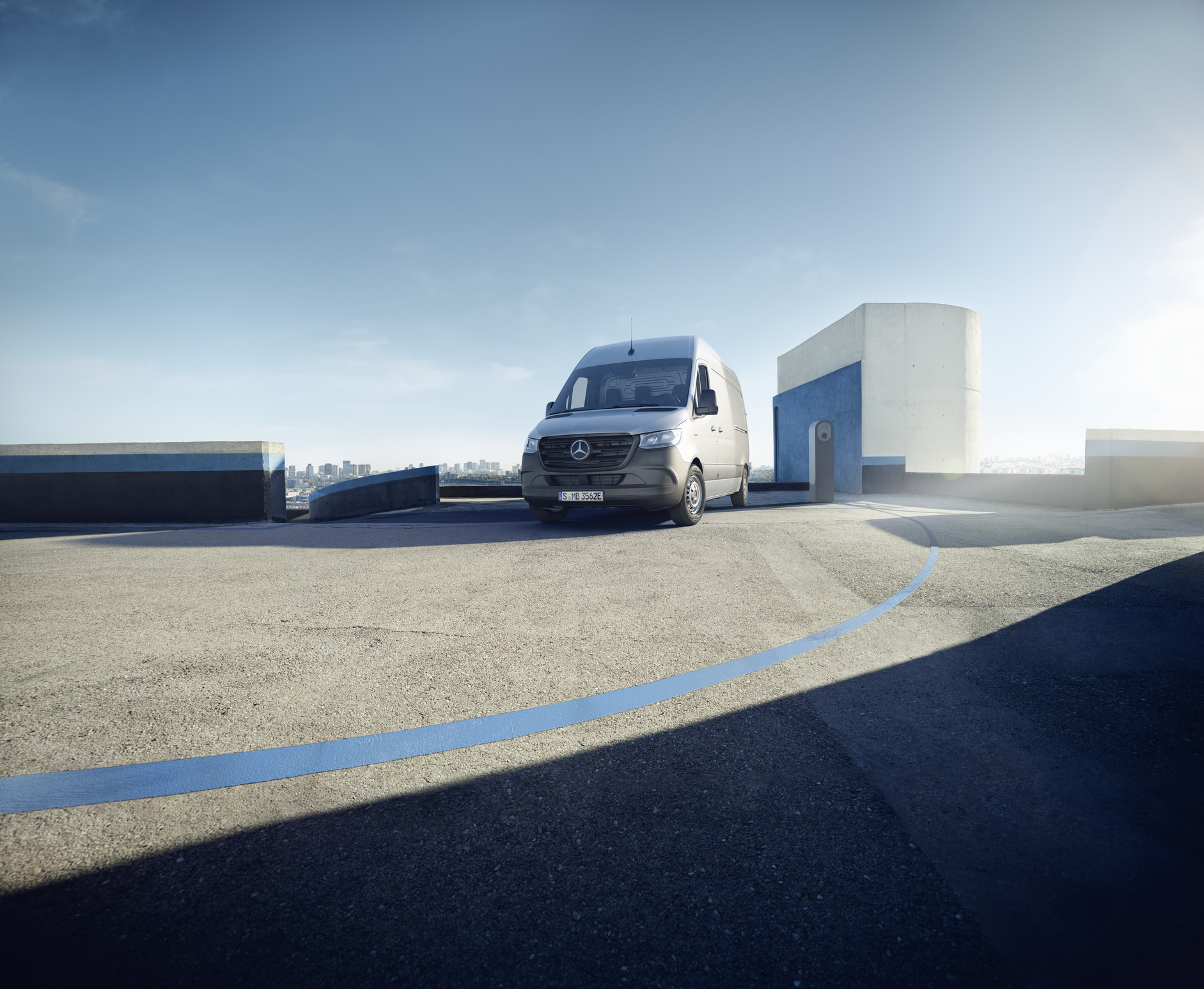 eSprinter & Sprinter | Mercedes-Benz Le Mercedes-Benz eSprinter fourgon se trouve sur le toit d'un parking.