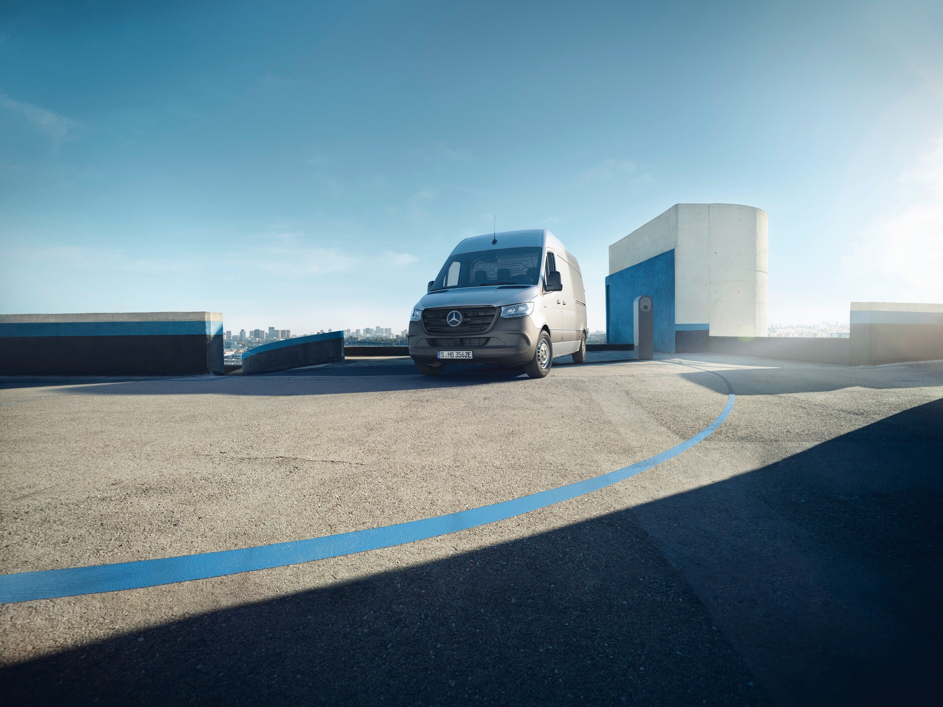 De Mercedes-Benz eSprinter Gesloten Bestelwagen staat op het dak van een parkeergarage.